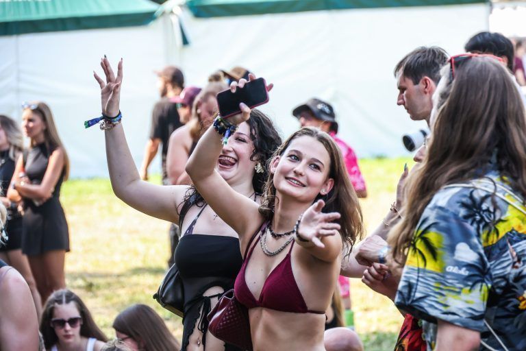 "Lieber Hitze als tagelanger Regen" – Sonne statt Schlamm zum Festivalauftakt