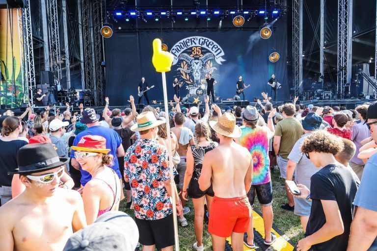 "Lieber Hitze als tagelanger Regen" – Sonne statt Schlamm zum Festivalauftakt