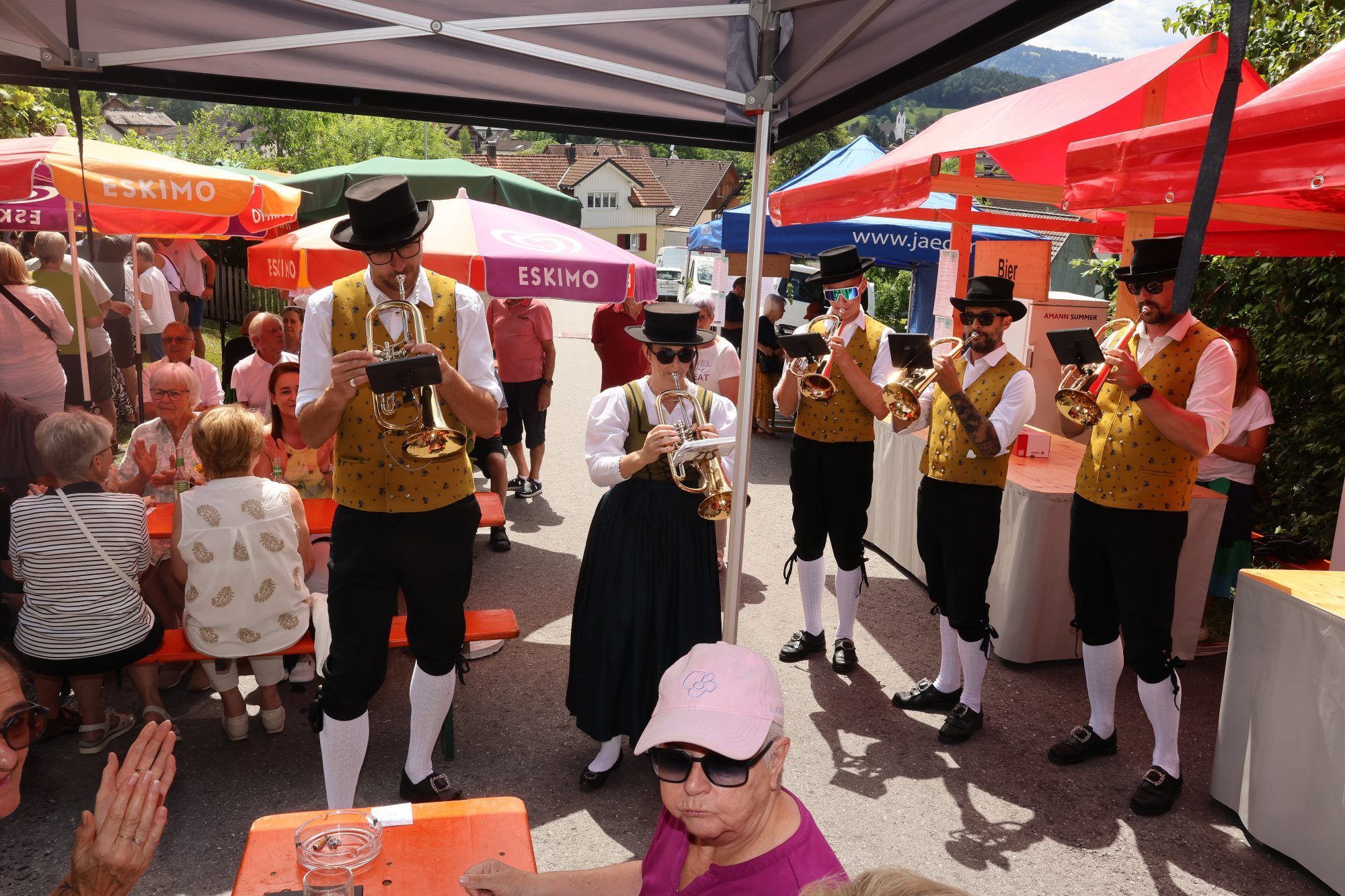 Blühstreifen und Fest in "Pfarrers Bühel"