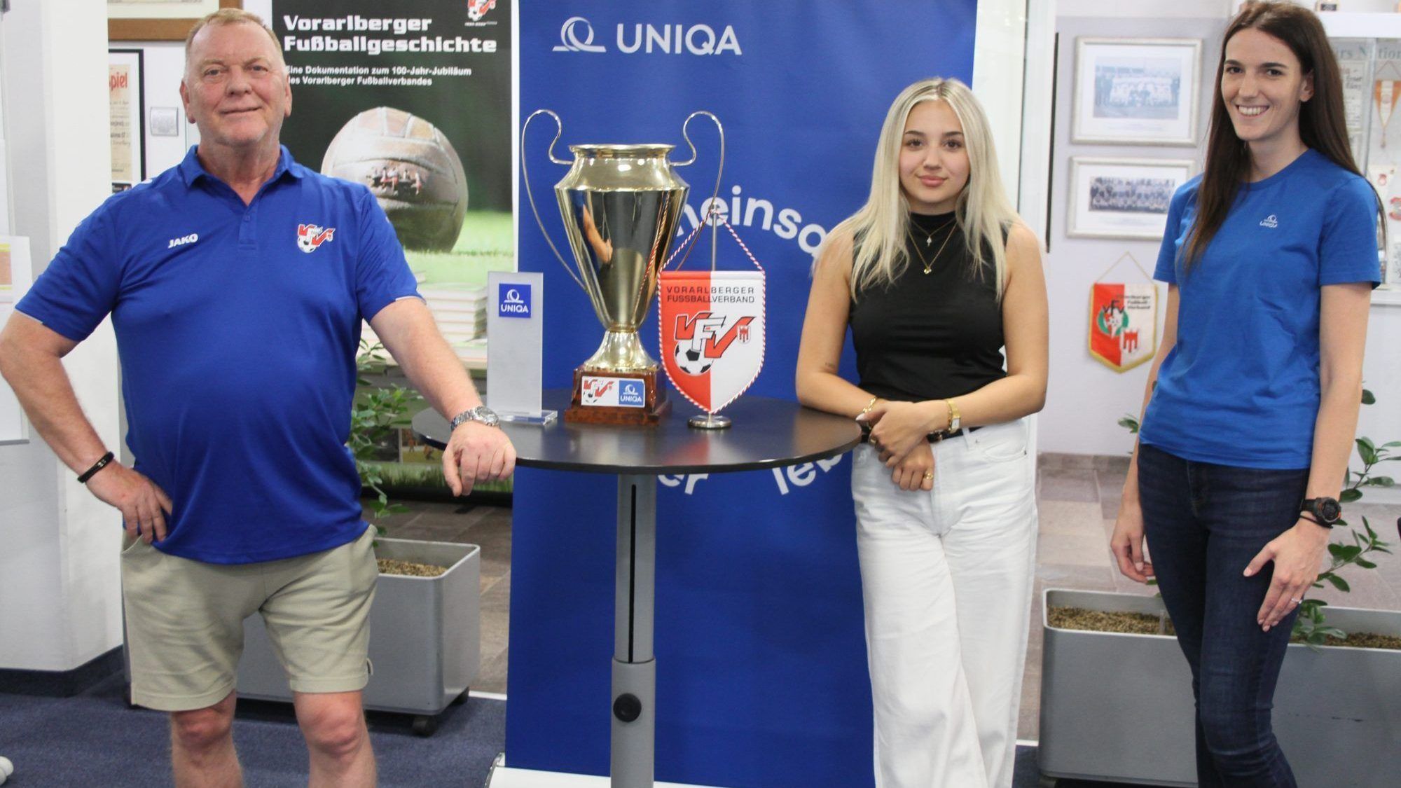 VFV Funktionär Wolfgang Mayr, Stella und Karin von der Uniqa-Vorarlberg zogen die ersten beiden Spieltage vom 51. Uniqa-VFV Cup.