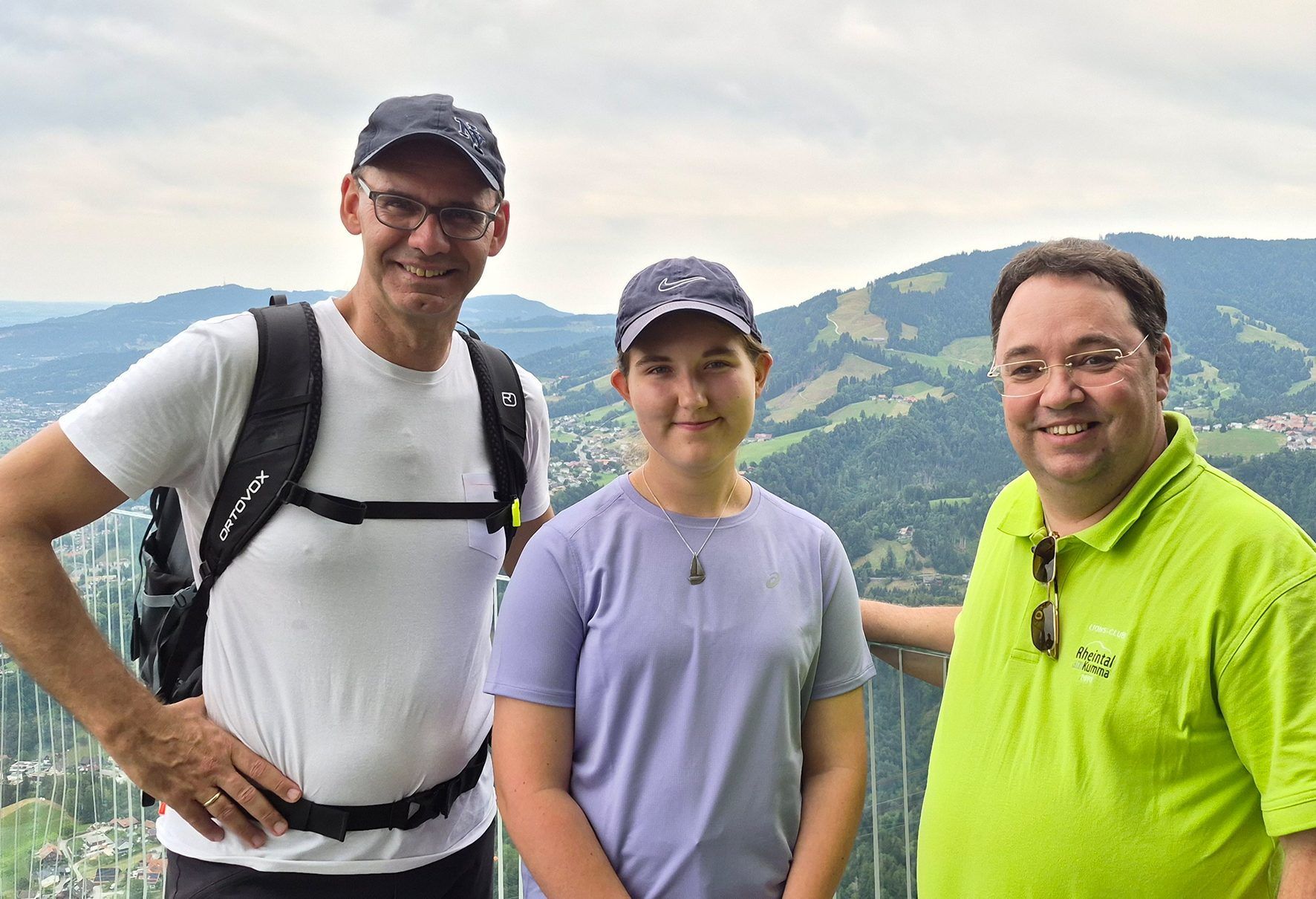 Mike Fleisch (rechts) und Emma begegneten Markus Wallner am Karren.
