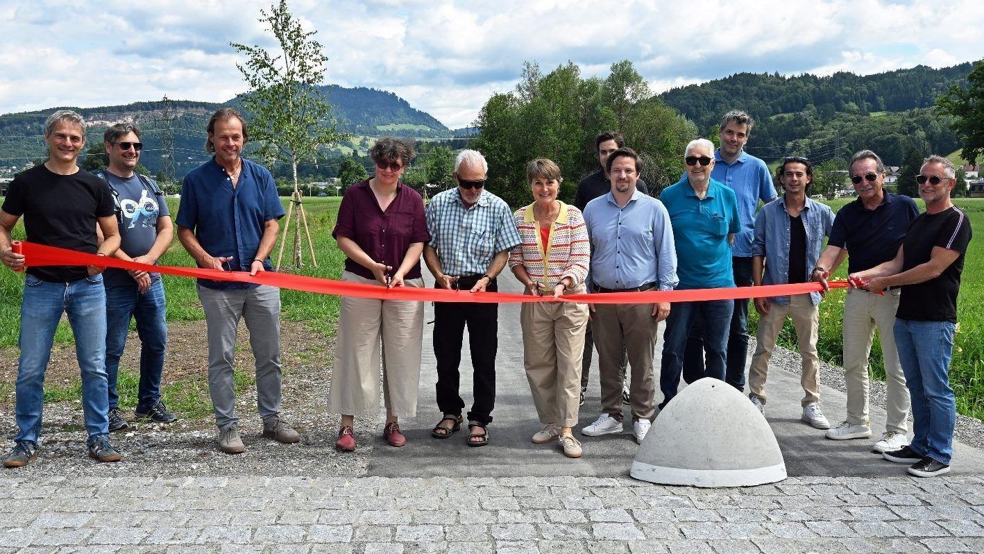Mit einem symbolischen Banddurchschnitt wurde der neue Storchenweg offiziell eröffnet.