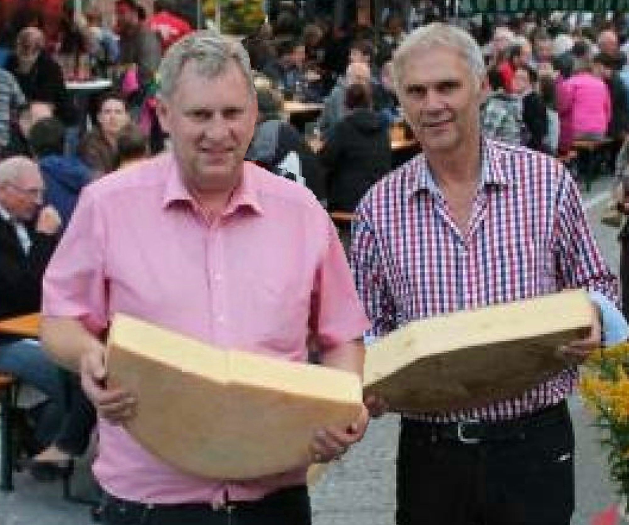 Die „Käsklatsch-Erfinder“ Lothar (li.) und Gustl Eiler gingen nach 20 Jahren in Pension. Statt mit Urkunden wurden sie mit Käse verabschiedet.