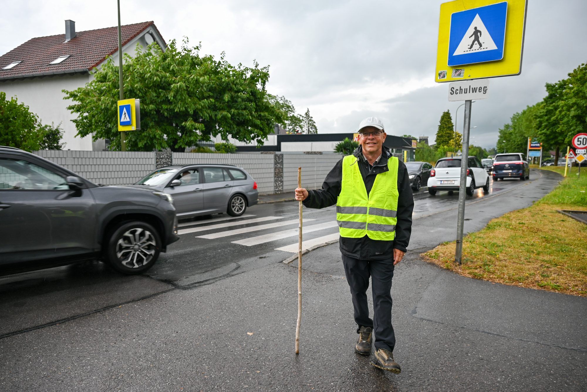 Markus Hämmerle nimmt die Situation in der Zellgasse selbst in die Hand. Er begleitet in der Früh Passanten und Radfahrer sicher über den Zebrastreifen.
