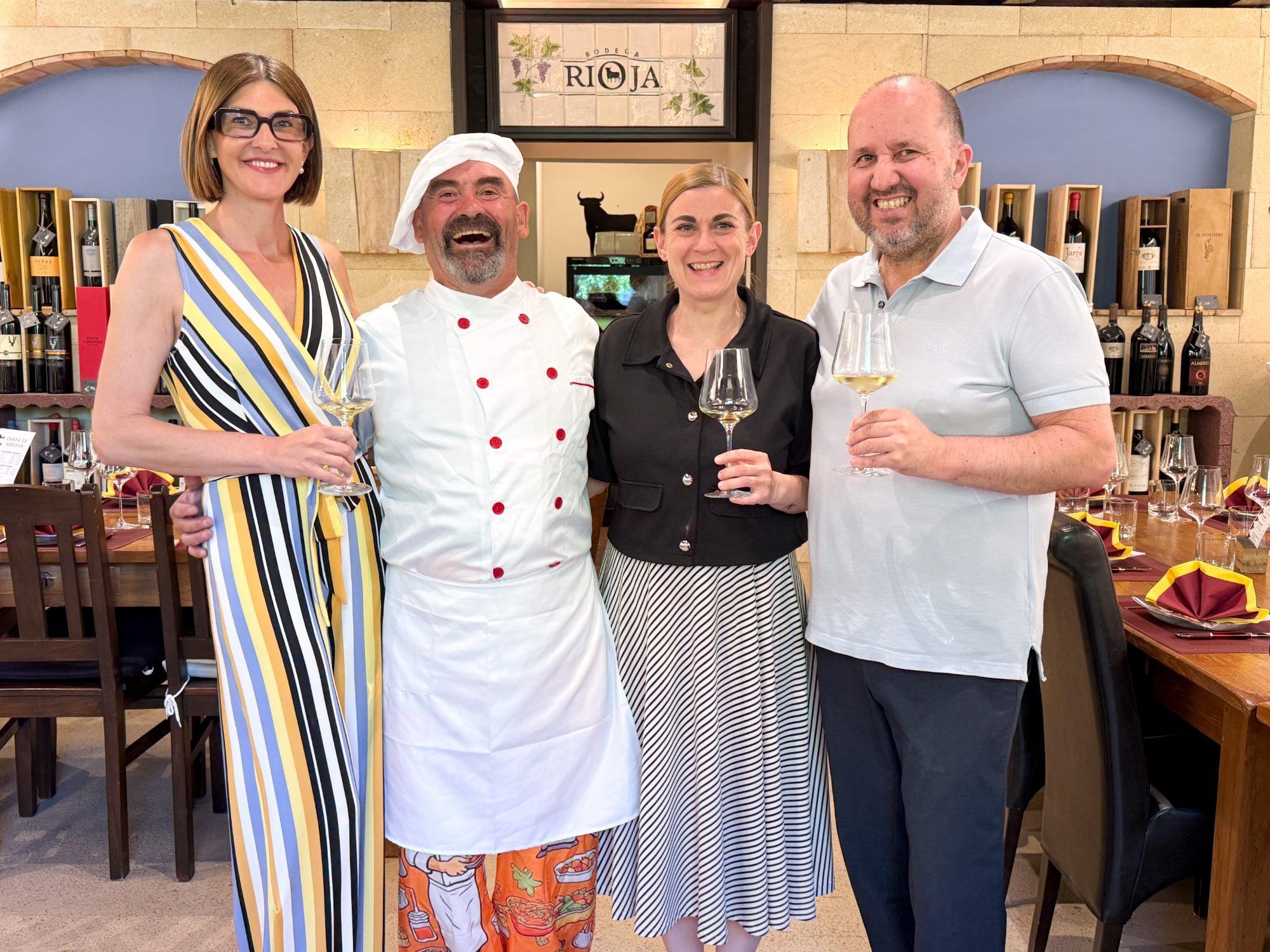 Beate (li) und Manuel Espinoza (re) sowie Paella Spezialist Domingo Espasandin und Jasmin Hofstädter luden zum kulinarischen spanischen Abend