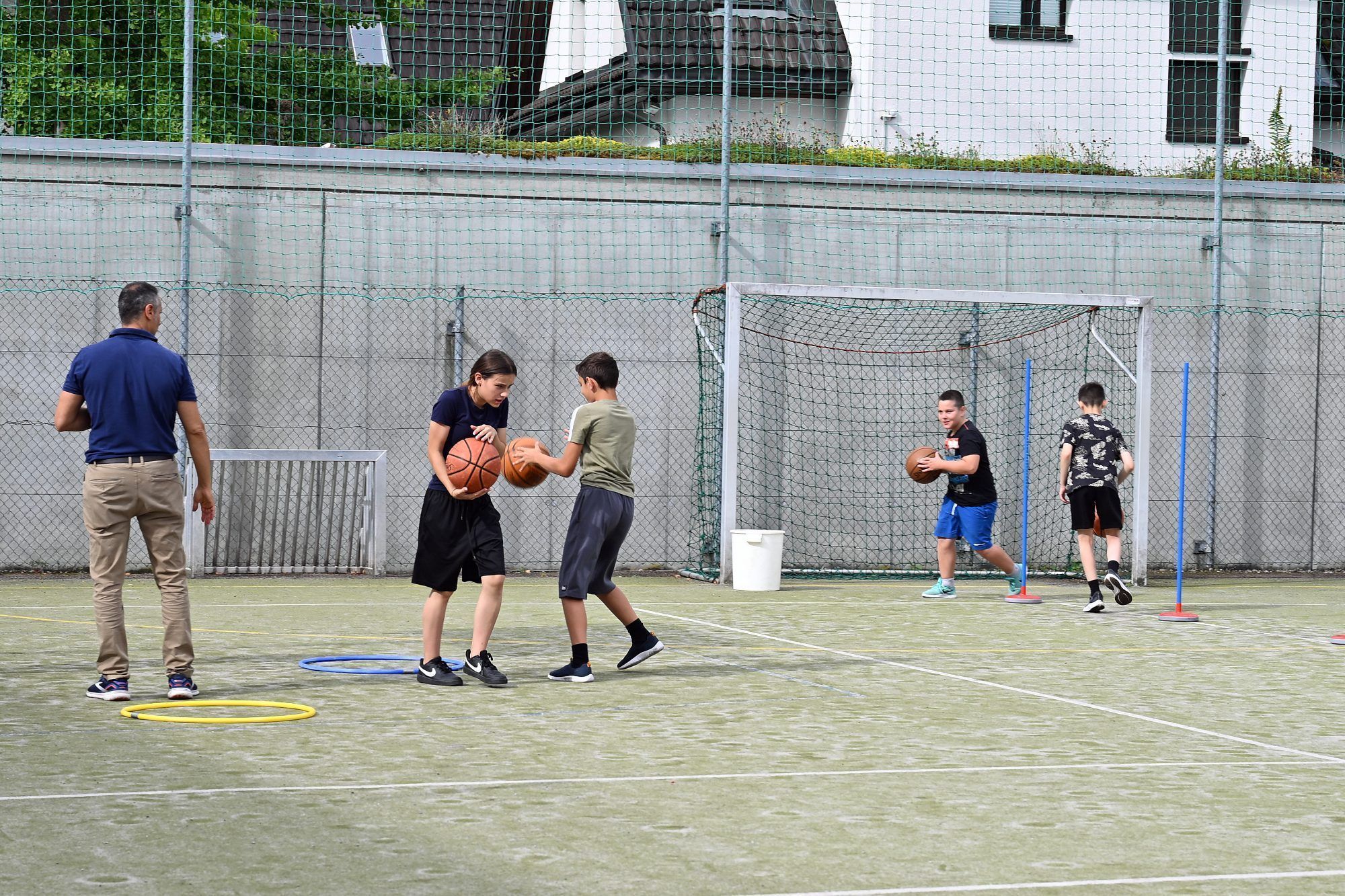 Beim Basketball-Staffellauf waren Geschicklichkeit und Teamarbeit gefragt.