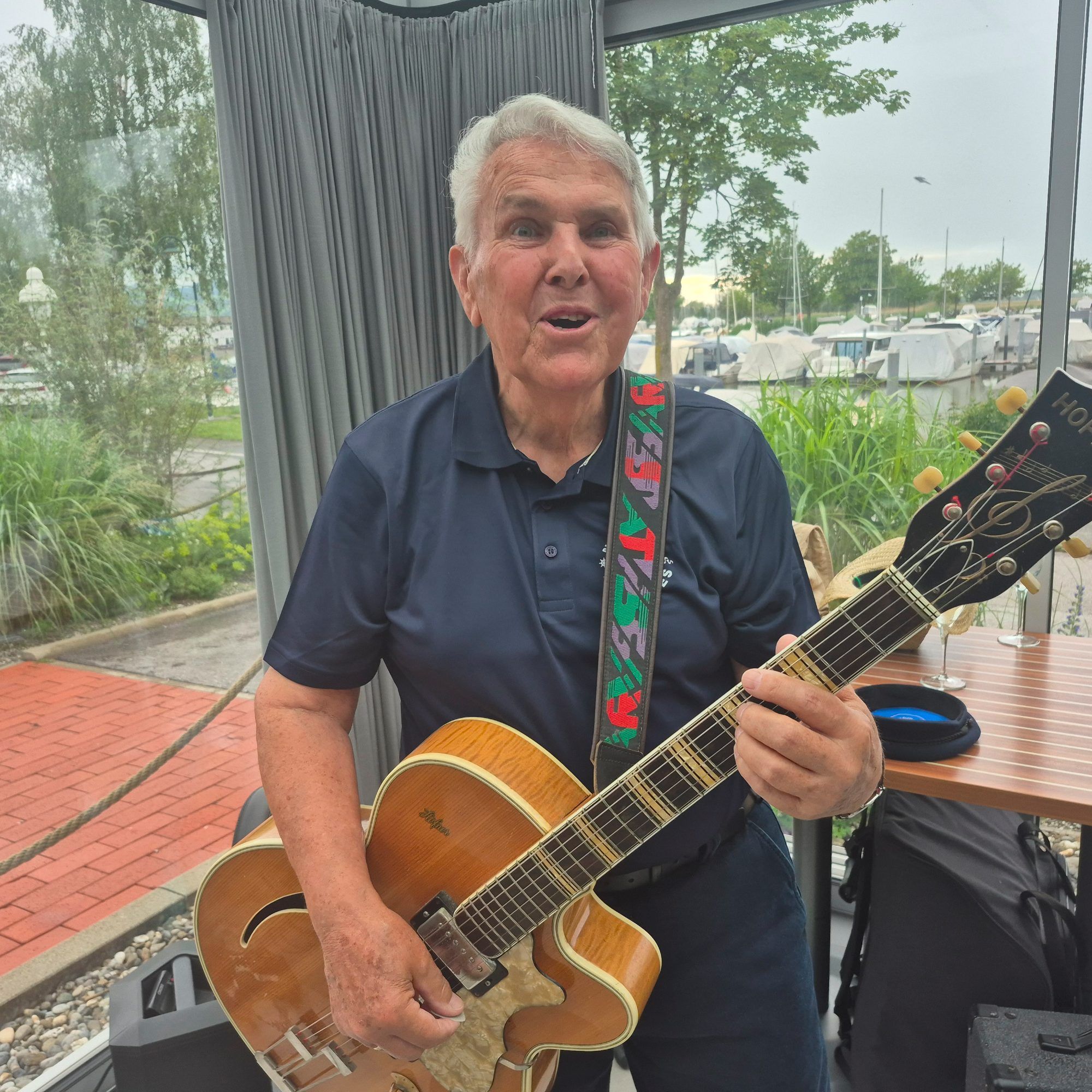 Seine Gitarre hat der Höchster als 18-Jähriger gekauft – und das Saiteninstrument ist ihm noch immer ein zuverlässiger Begleiter.