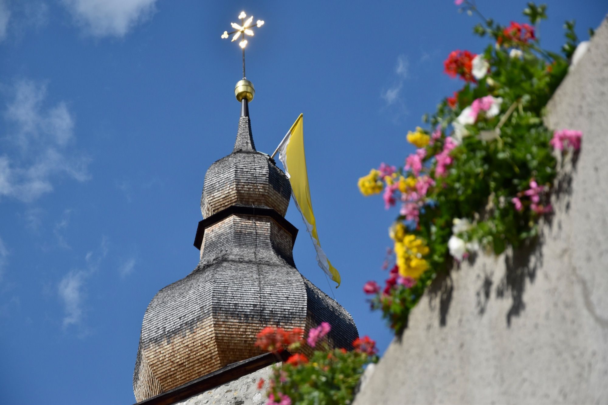 Am Turm der jahrhundertealten Walserkirche in Lech wehte aus Anlass des Jubiläums