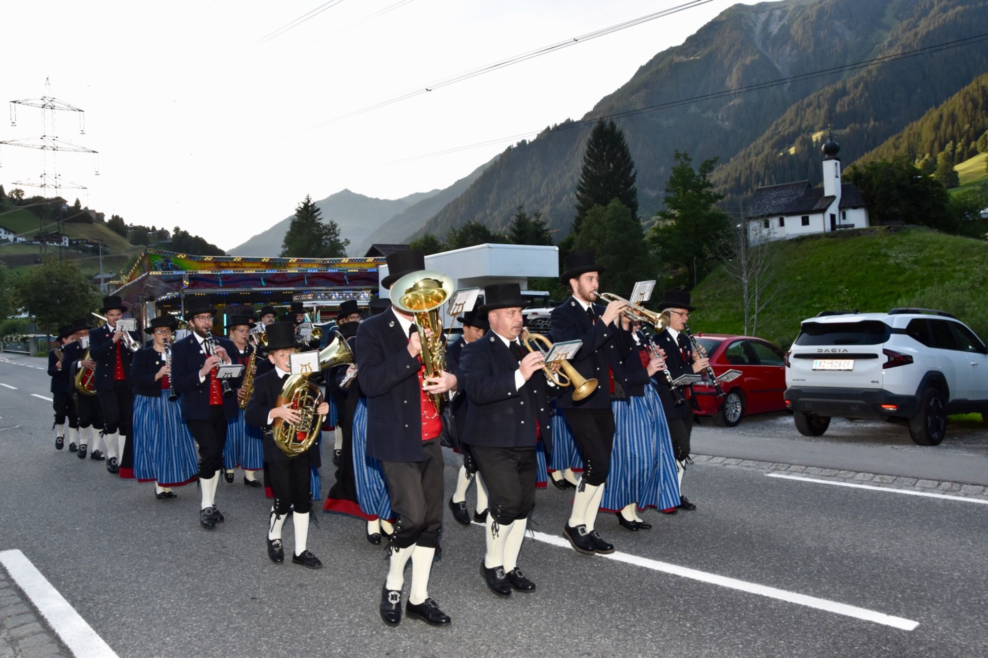 Internationale Musikvereine waren zum dreitägigen Jubiläumsfest der Bürgermusik Gaschurn-Partenen nach Gaschurn angereist. Für Stimmung im Festzelt sorgten etwa Volxrock und die Fegerländer. Den Fassanstich nahm Bgm. Daniel Sandrell vor.