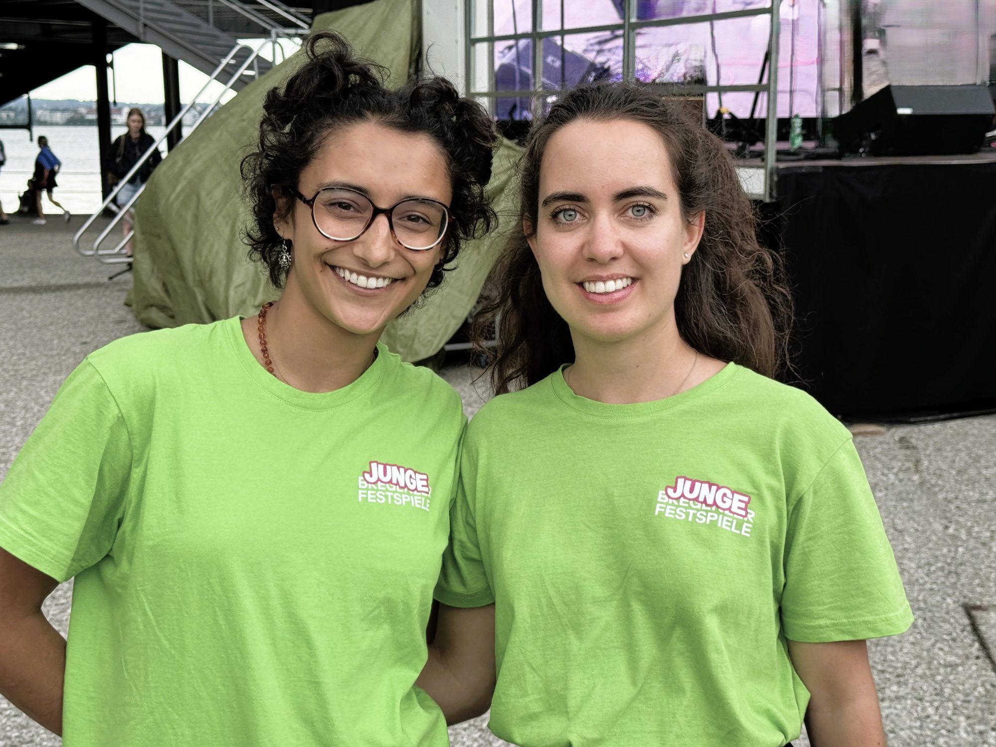Benigna Munsi mit Moderatorin Lea Gratzer