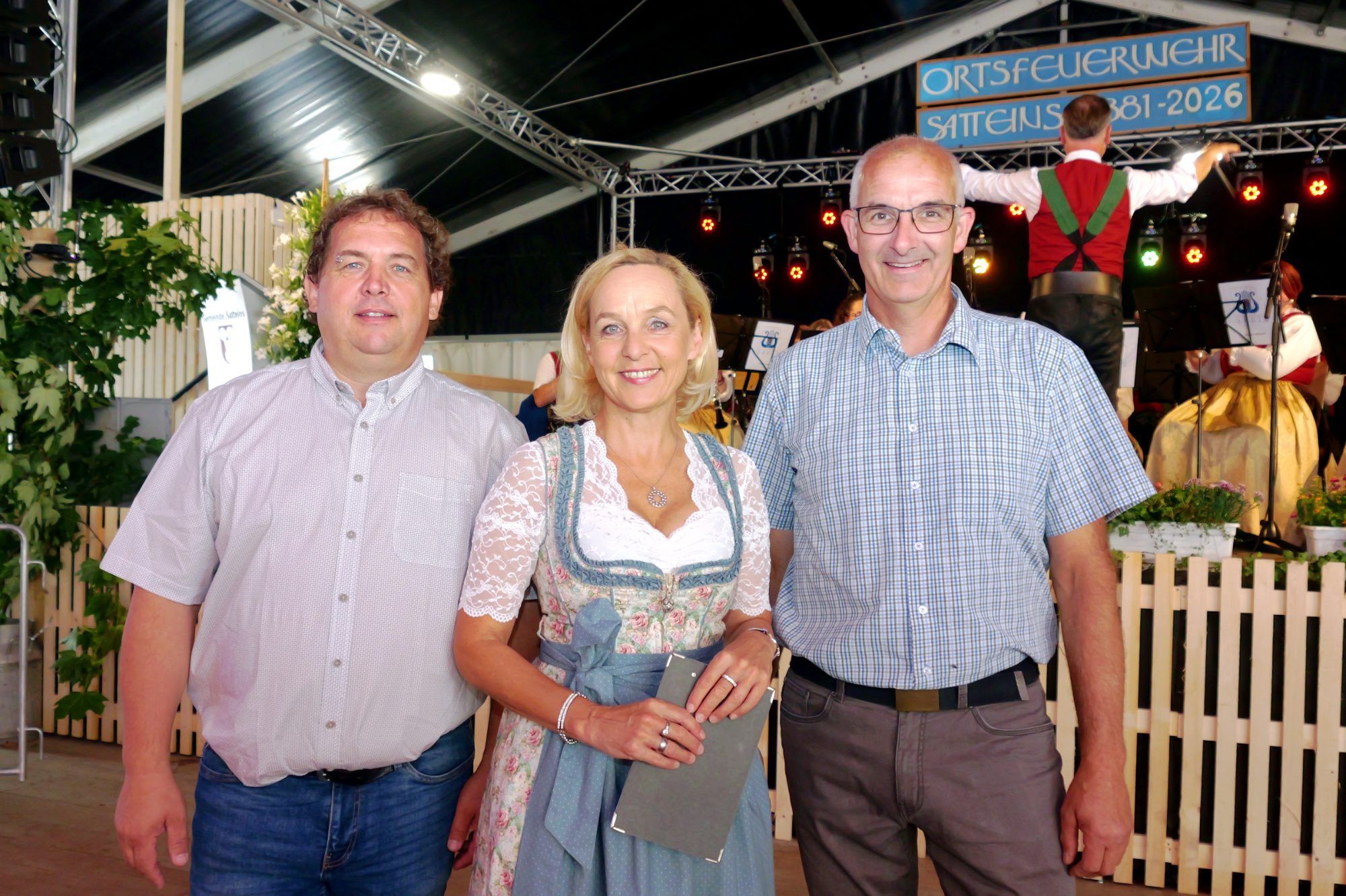 Erlebten ein imposantes Bezirksfeuerwehrfest: Bürgermeister Andreas Dobler, Moderatorin Heike Montiperle und Vizebürgermeister Gerhard Malin.