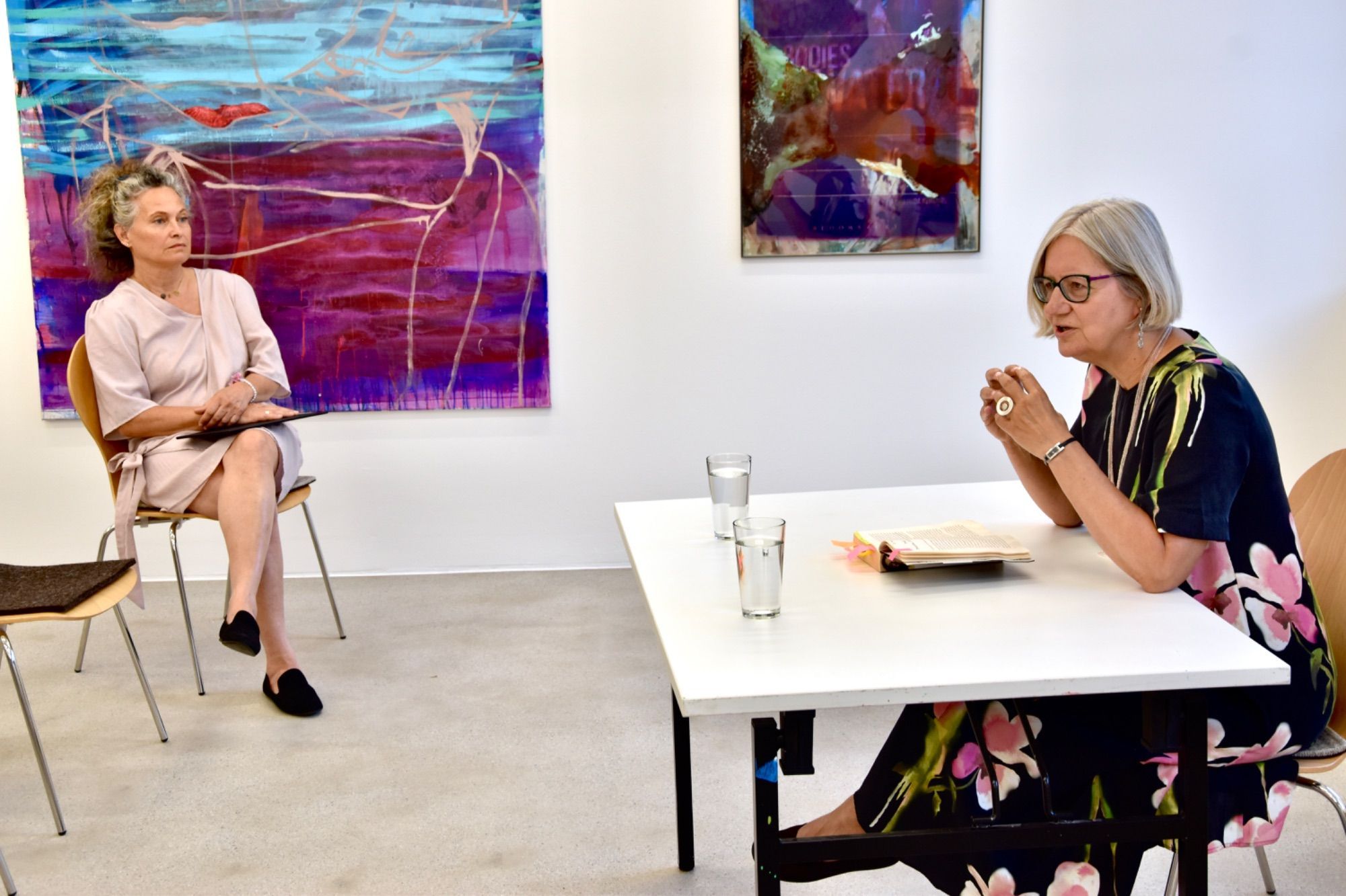 Sabine Grohs und Brigitte Hermann anlässlich der Lesung im Kunstforum Montafon.