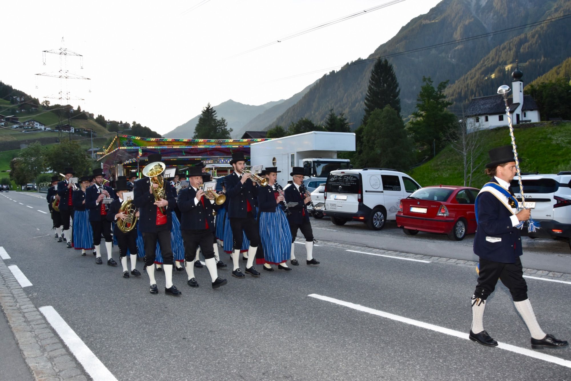 Internationale Musikvereine waren zum dreitägigen Jubiläumsfest der Bürgermusik Gaschurn-Partenen nach Gaschurn angereist. Für Stimmung im Festzelt sorgten etwa Volxrock und die Fegerländer. Den Fassanstich nahm Bgm. Daniel Sandrell vor.