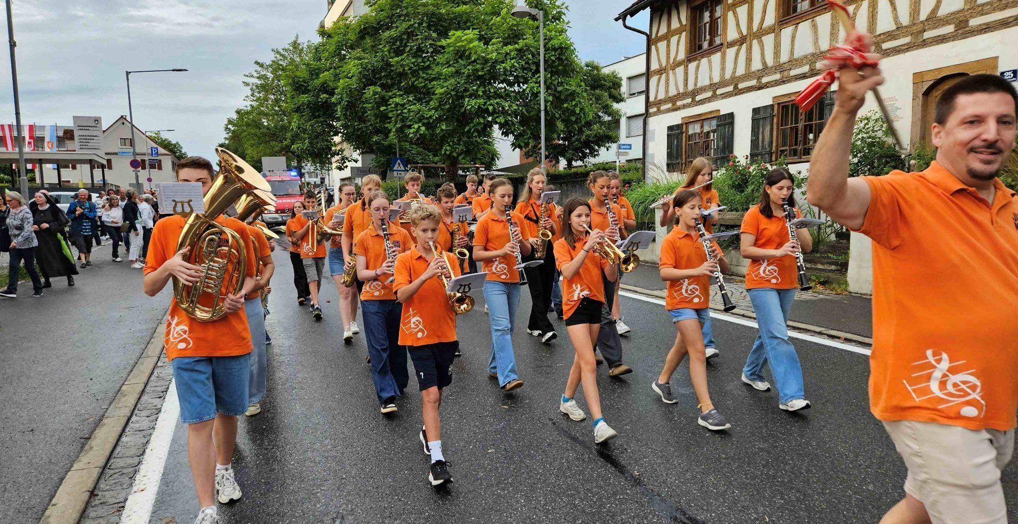 : Begleitet von der Stadtkapelle Weingarten (D), der Jungmusik Lochau (Bild) sowie Oldie-Jeeps und Oldtimern marschieren die einzelnen Jubiläums-Jahrgänger-Gruppen durch das Spalier der Zuschauer zur Open-Air-Arena im Schulhof.