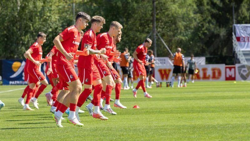 Aufwärmen für das Freundschaftsspiel gegen Derby County FC. Kristen