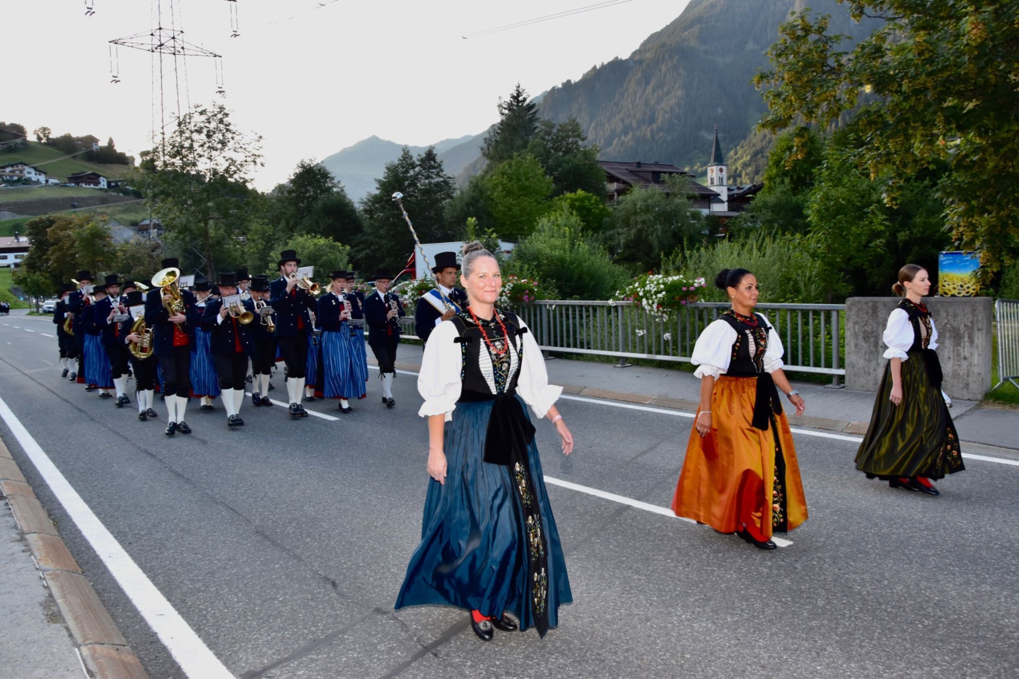 Internationale Musikvereine waren zum dreitägigen Jubiläumsfest der Bürgermusik Gaschurn-Partenen nach Gaschurn angereist. Für Stimmung im Festzelt sorgten etwa Volxrock und die Fegerländer. Den Fassanstich nahm Bgm. Daniel Sandrell vor.