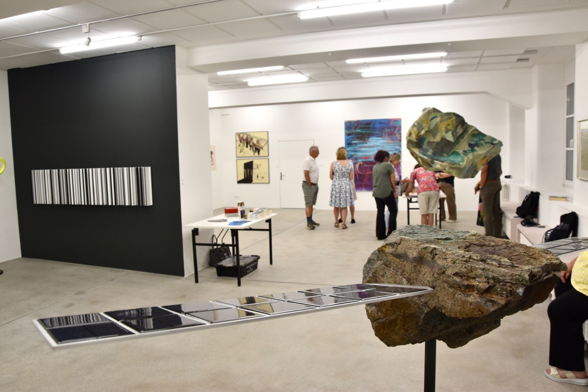 Die Lesung im Kunstforum Montafon fand inmitten der laufenden KFM-Sommerausstellung statt.