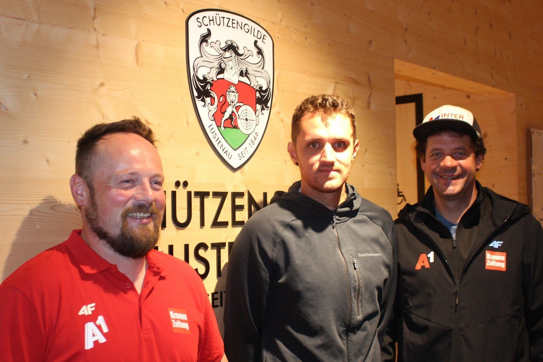 Das Betreuerteam - Thomas Grafinger, Kevin Nober und Cheftrainer Robert Füß (v. l.) war mit den Slalomassen im Schützenhaus zu Gast.