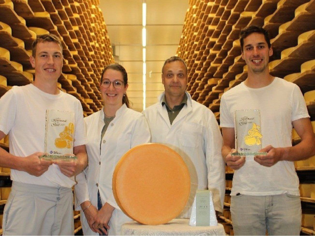 Denkwürdiger und einzigartiger Erfolg für Alpenkäse Bregenzerwald: Geschäftsführer Reiner Wolf und Celine Dünser (Marketing) mit ihren „Kasermandl-Senner“ Johannes Fink (r.) und Richard Flatz.