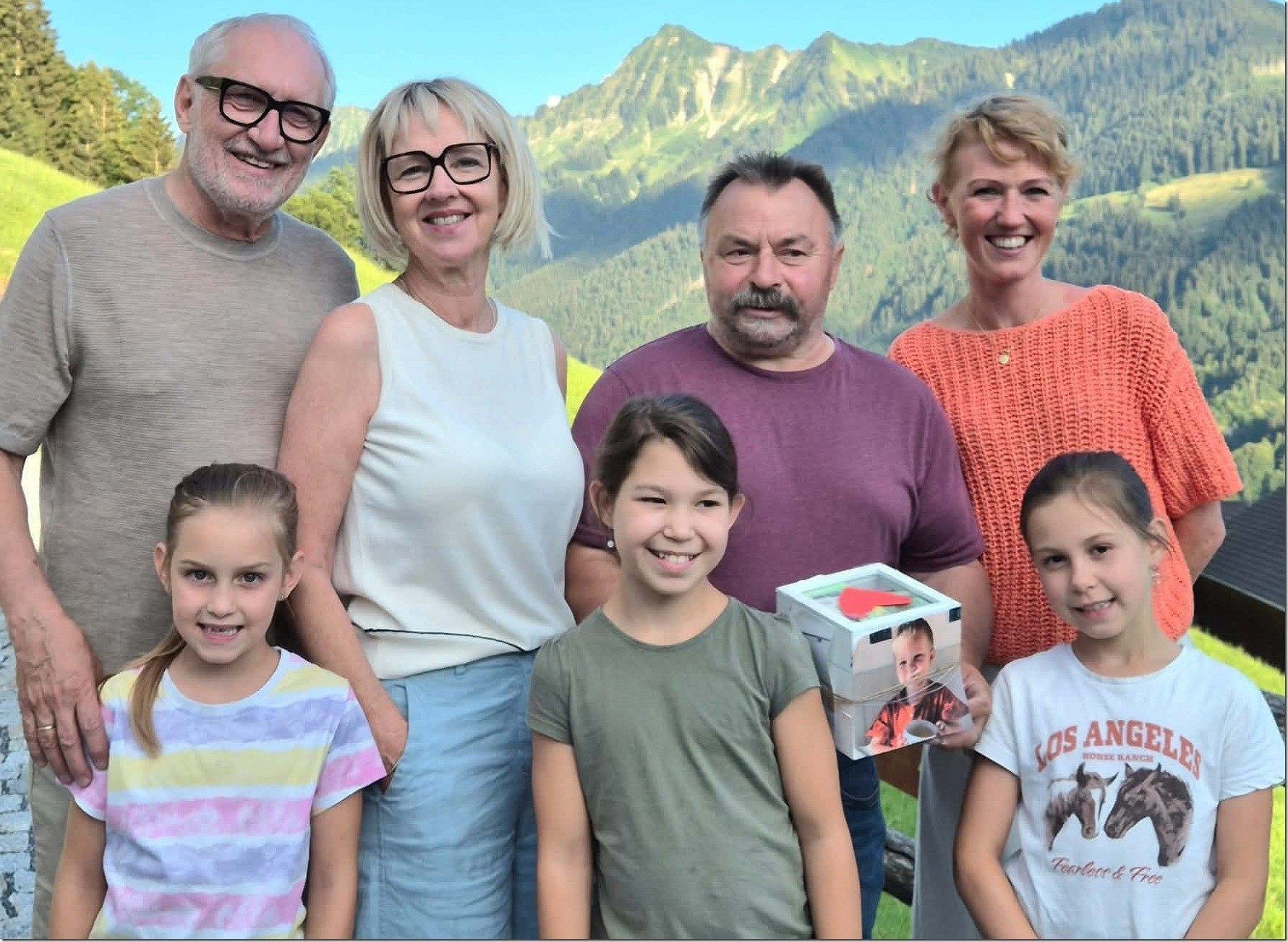 Gerhard Zuggal, Gabi Fleisch, Adam Keckeis, Anna, die drei Enkel Lea, Maria und Isabella.