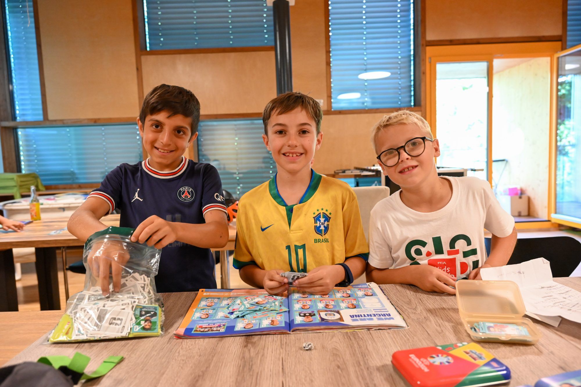 Abuschy (11), Laurent (9) und Pius (10) tauschten ihre Sticker und verrieten, nach welchen Regeln das funktioniert.