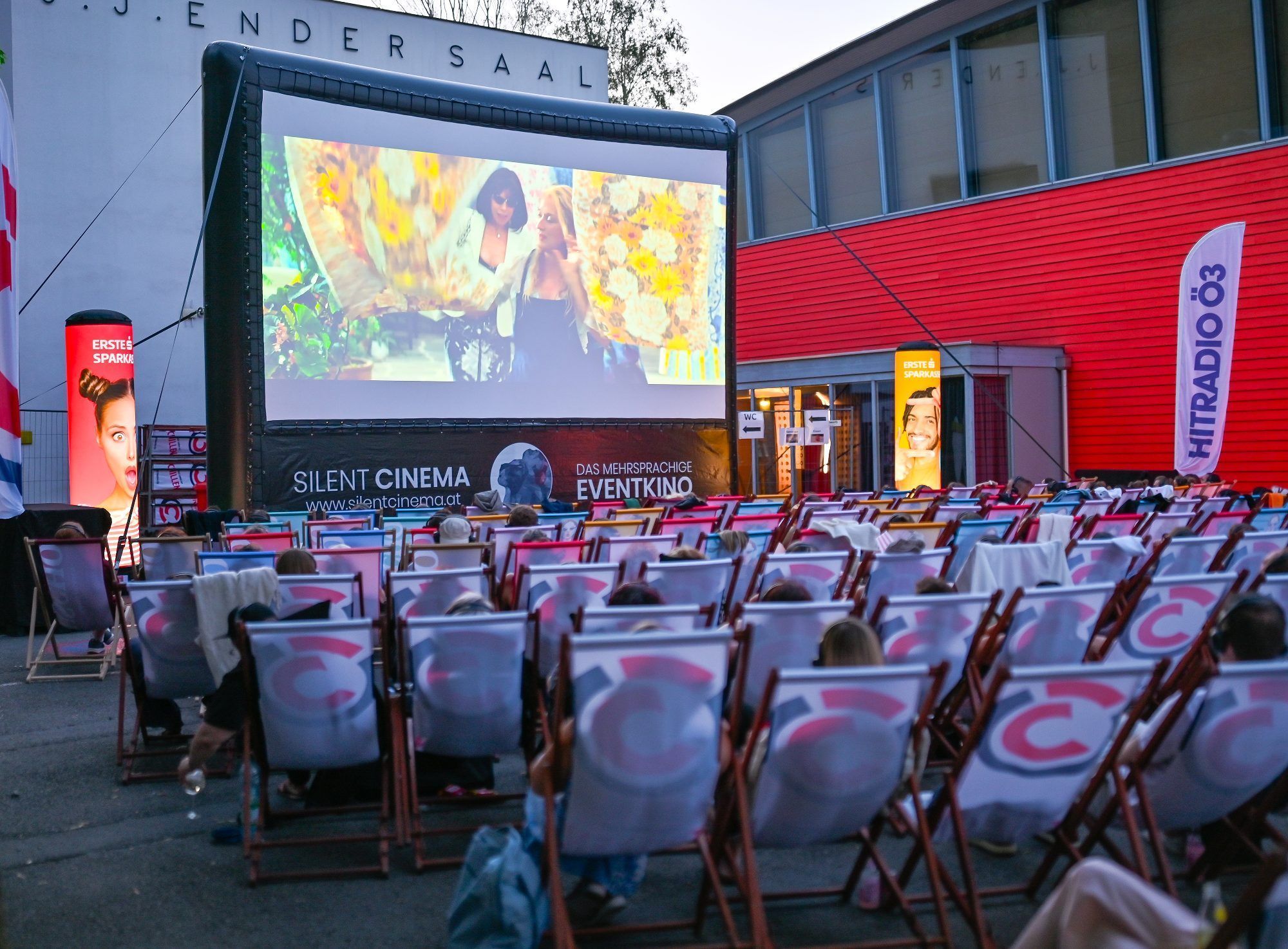 Das Silent Cinema verwandelte den Vorplatz des J.J.-Ender-Saals in Mäder in einen stimmungsvollen Kinosaal unter freiem Himmel. (c) Kasia Ilona