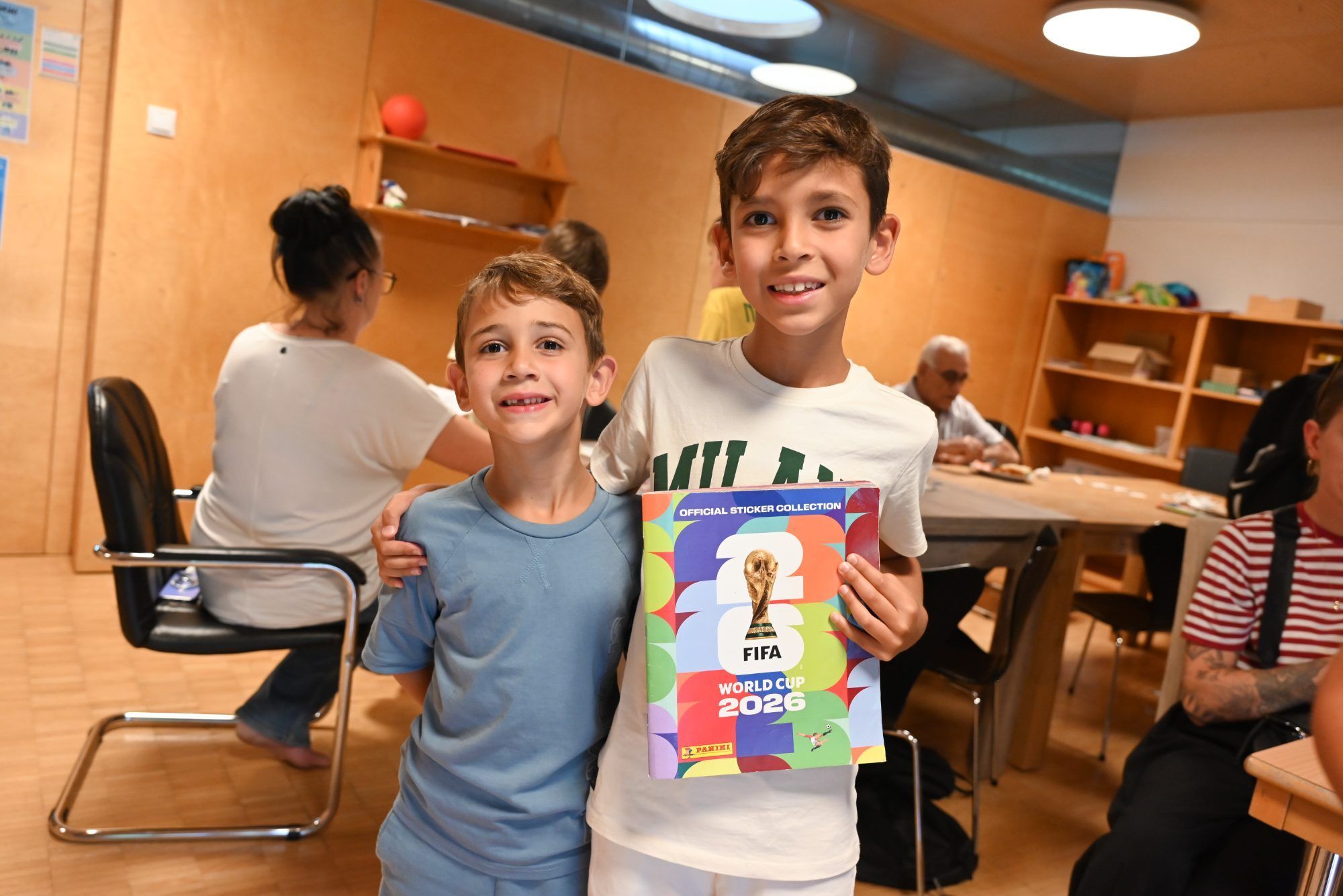 Die Brüder Liam und Bernard kamen vorbei und tauschten Sticker.