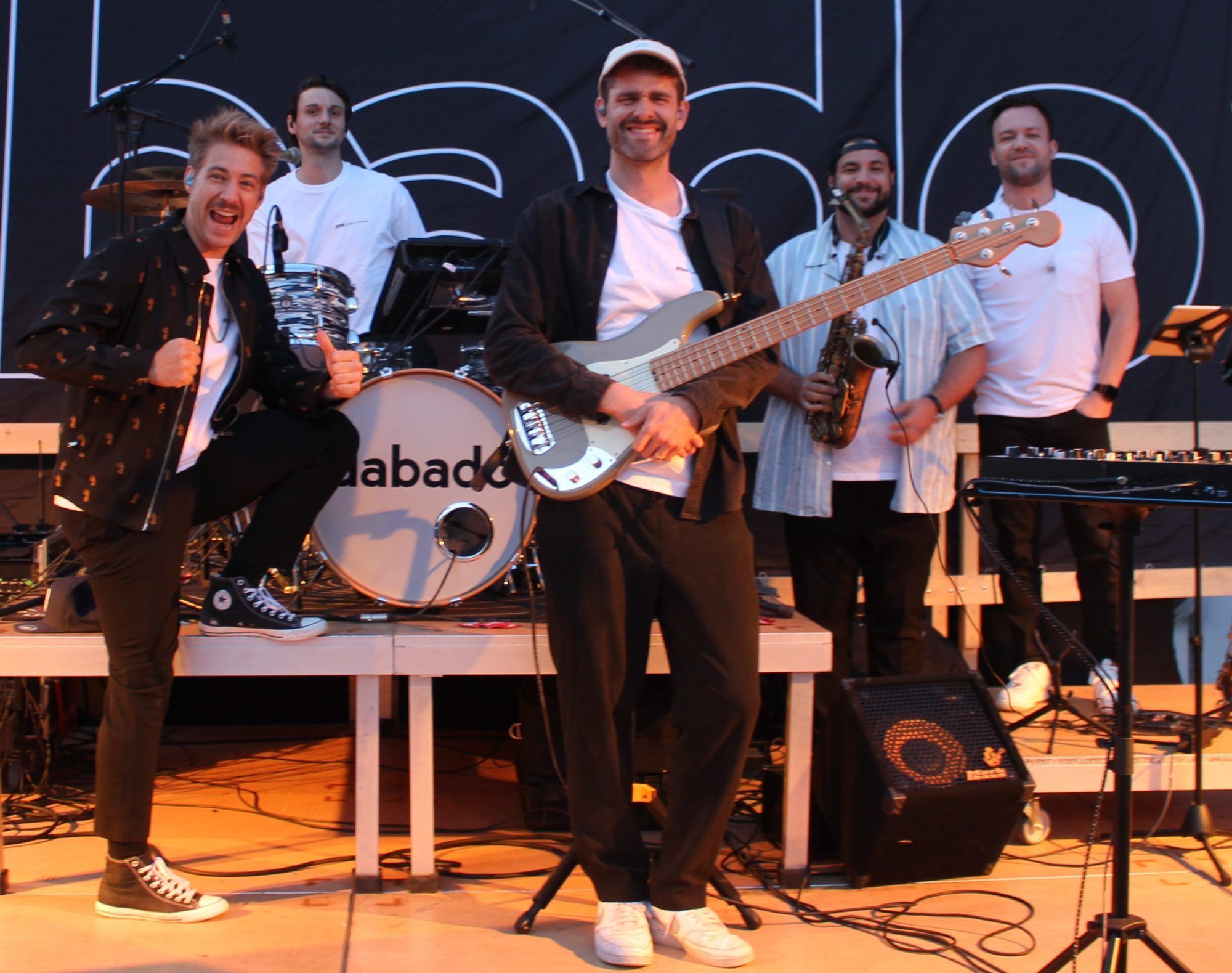 Frontman Bastian Berchtold mit dabado extended: Daniel Fleps und Dominik Geyr (v. l.) sowie Dominik Wild und Cenk Dogan (v. r.).