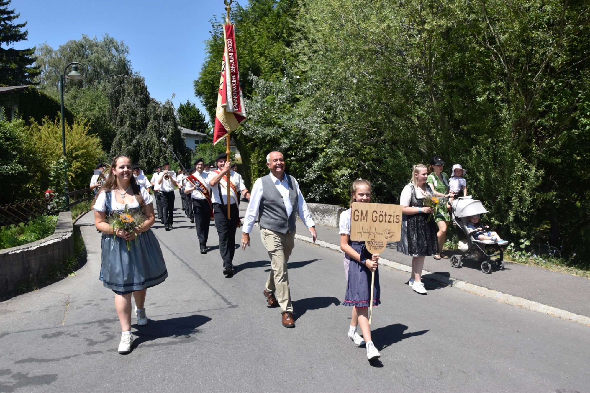 Festumzug und Fahneneinzug in das Festzelt - eine große Freude auch für die glückliche Koblacher Kapellmeisterin Angela Palfrader sowie Gerd Ströhle und Musikvereinsobmann - hier zusammen mit Festobfrau Magdalena Raffeiner.