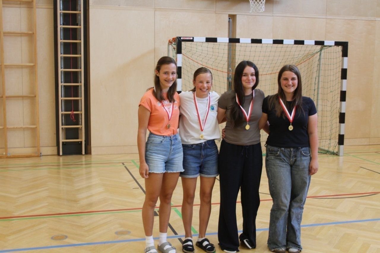 Rudern Platz 1: Victoria, Antonia, Elsa und Hannah.