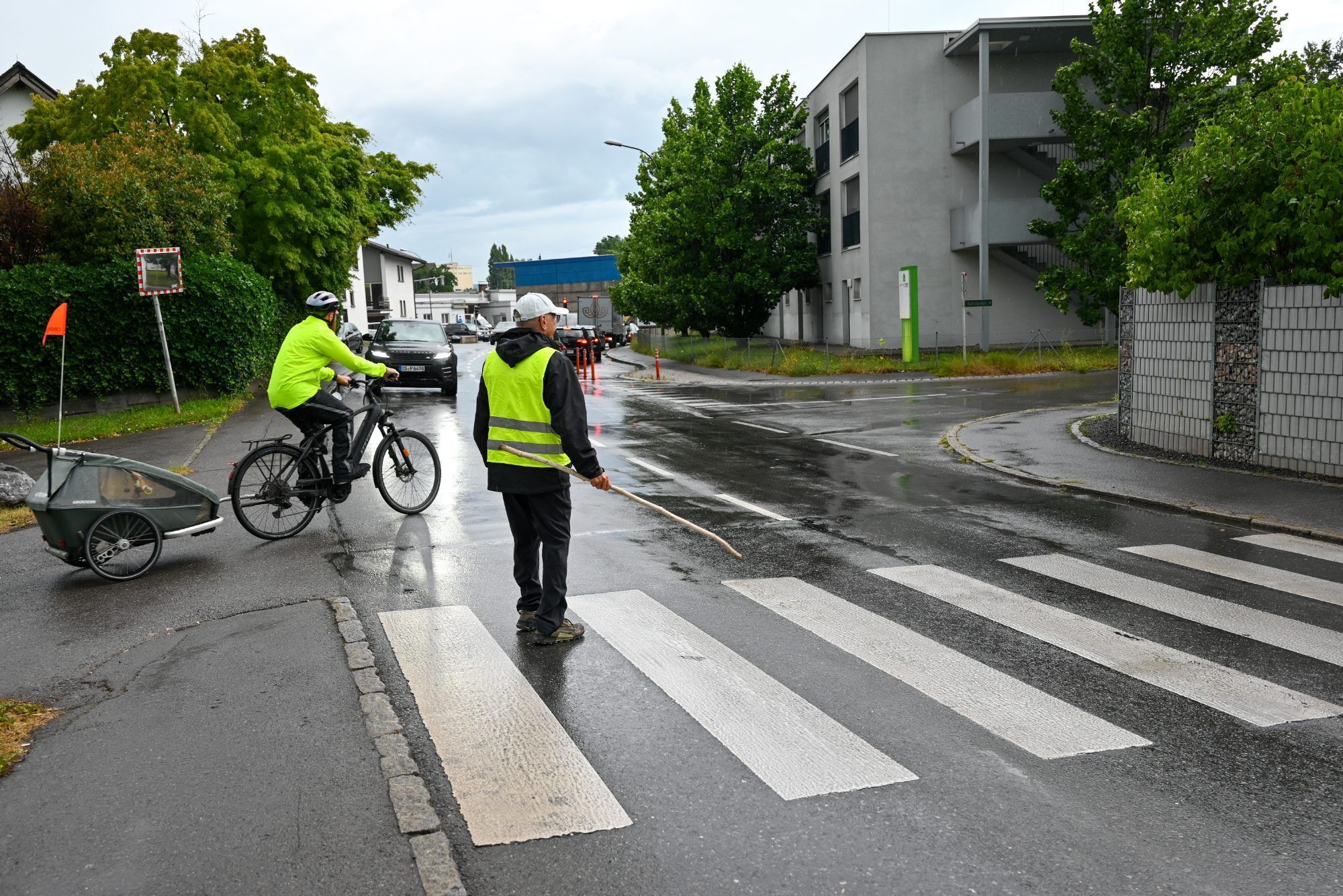 Genug von den vielen Unfällen hat Markus Hämmerle: Er sorgt eigenhändig für einen sicheren Übergang in der Zellgasse.