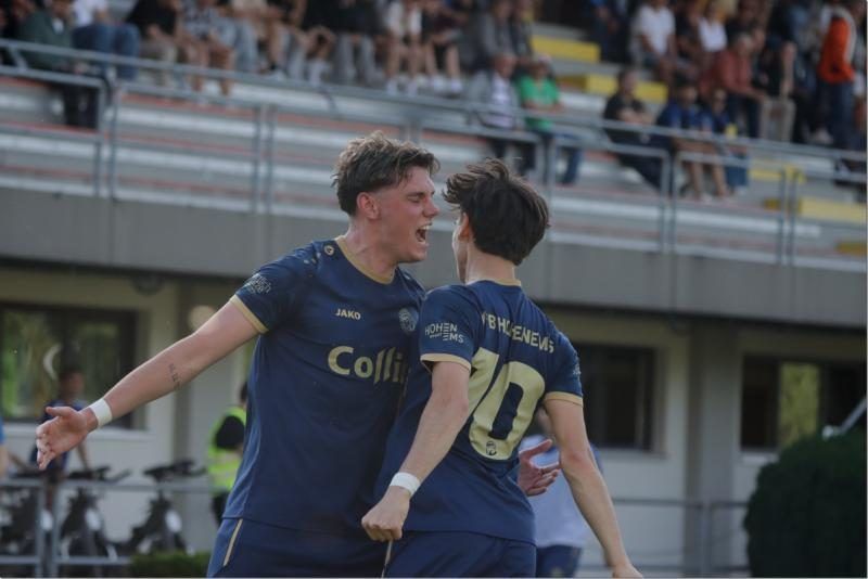 Philipp Gassner (l.) kickt für den DSV. KNOBEL
