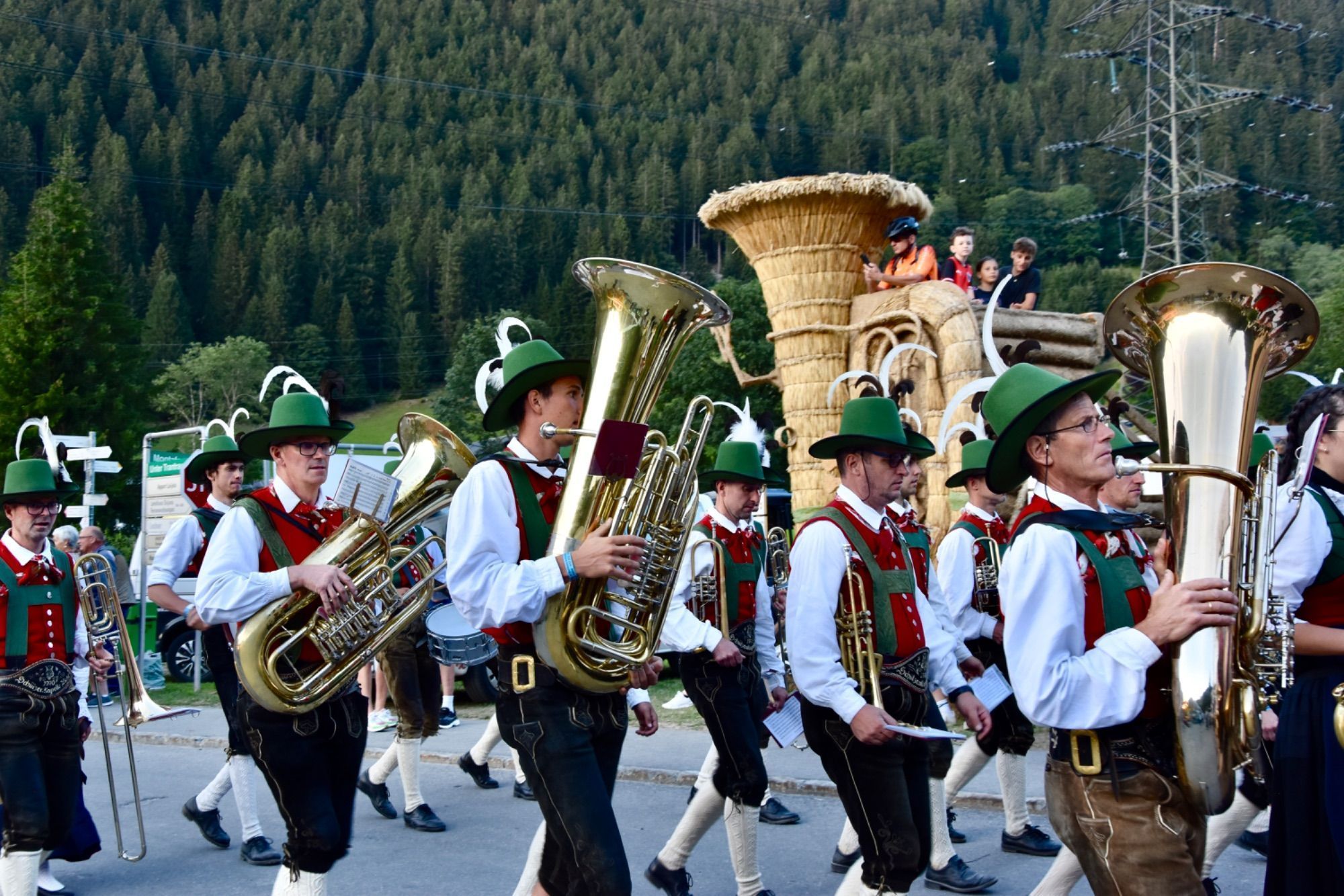 Internationale Musikvereine waren zum dreitägigen Jubiläumsfest der Bürgermusik Gaschurn-Partenen nach Gaschurn angereist. Für Stimmung im Festzelt sorgten etwa Volxrock und die Fegerländer. Den Fassanstich nahm Bgm. Daniel Sandrell vor.