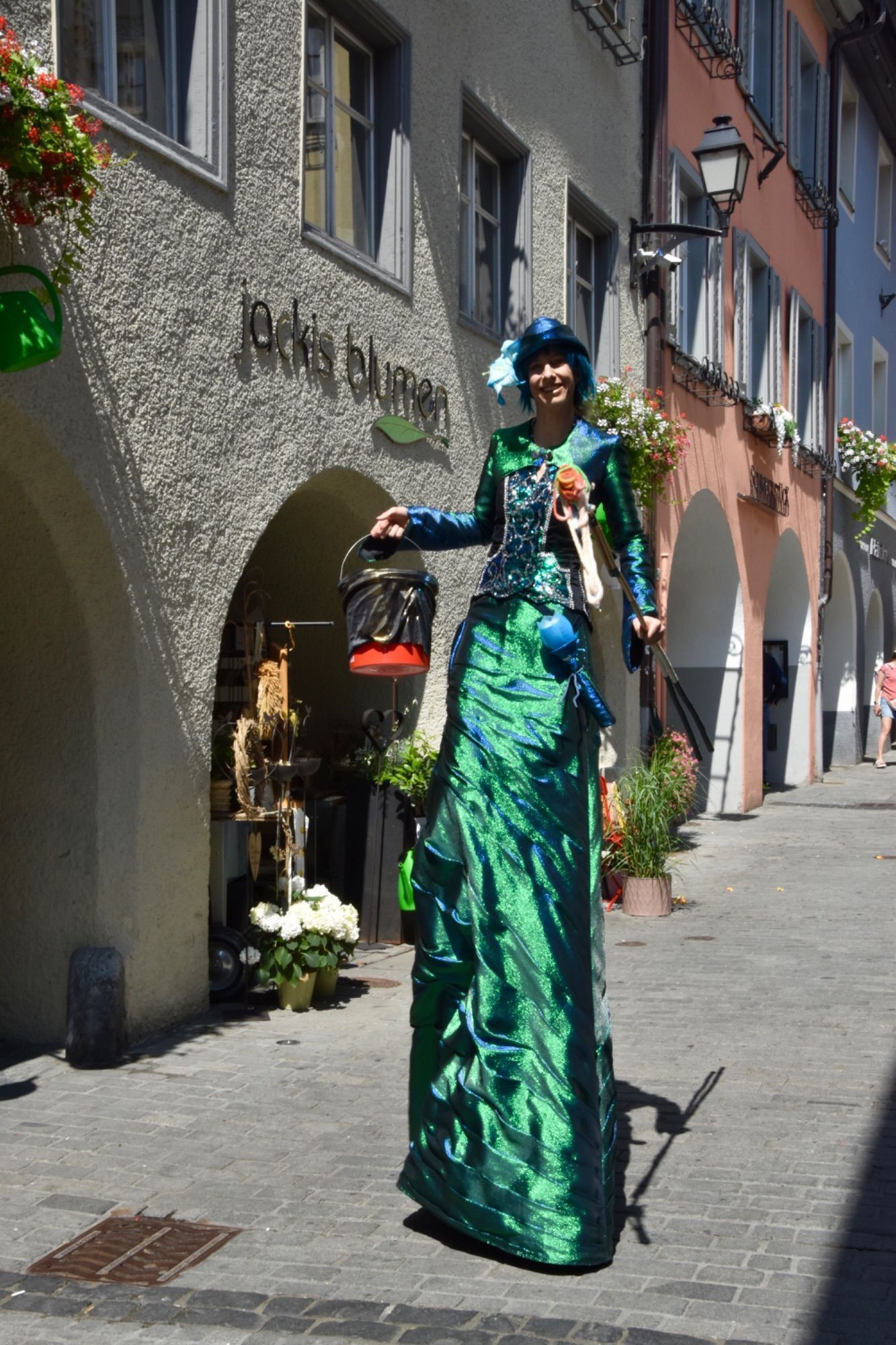 Stelzen-Show & Riesenseifenblasen mit „Kungfire“, unterwegs in der Werdenbergerstraße. Foto: Gerhard Scopoli