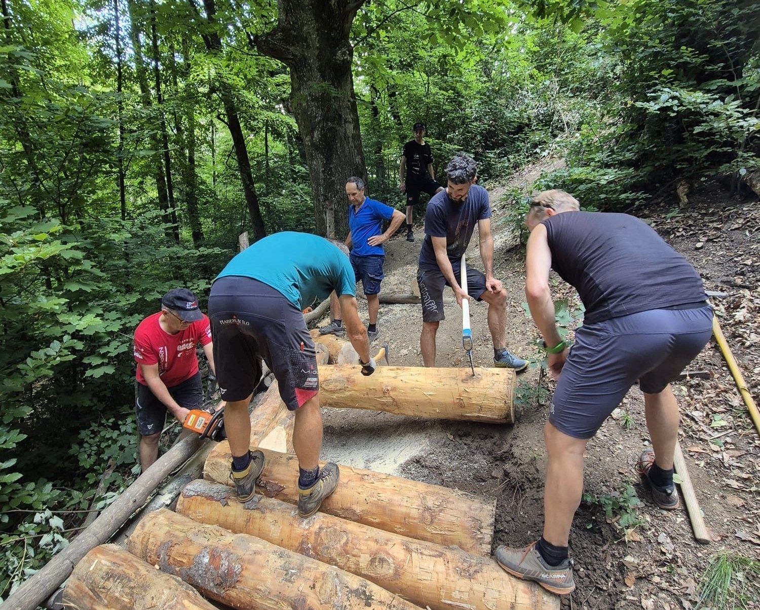 Mit viel Handarbeit wird die Strecke derzeit für die Titelkämpfe auf Vordermann gebracht.