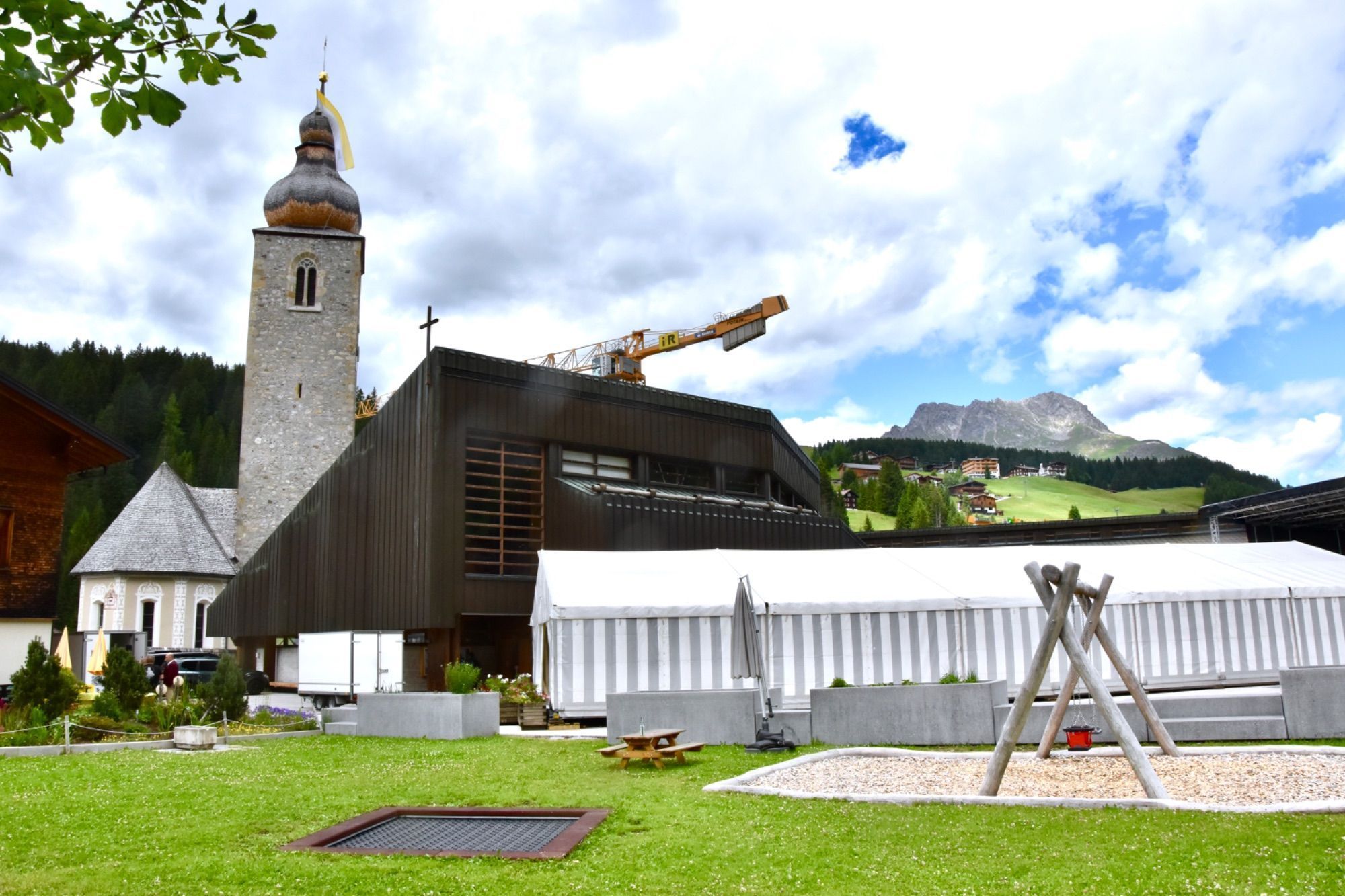 Die Alte und Neue Pfarrkirche Lech, davor das Festzelt, in welchem das Jubiläum gebührend gefeiert worden war.