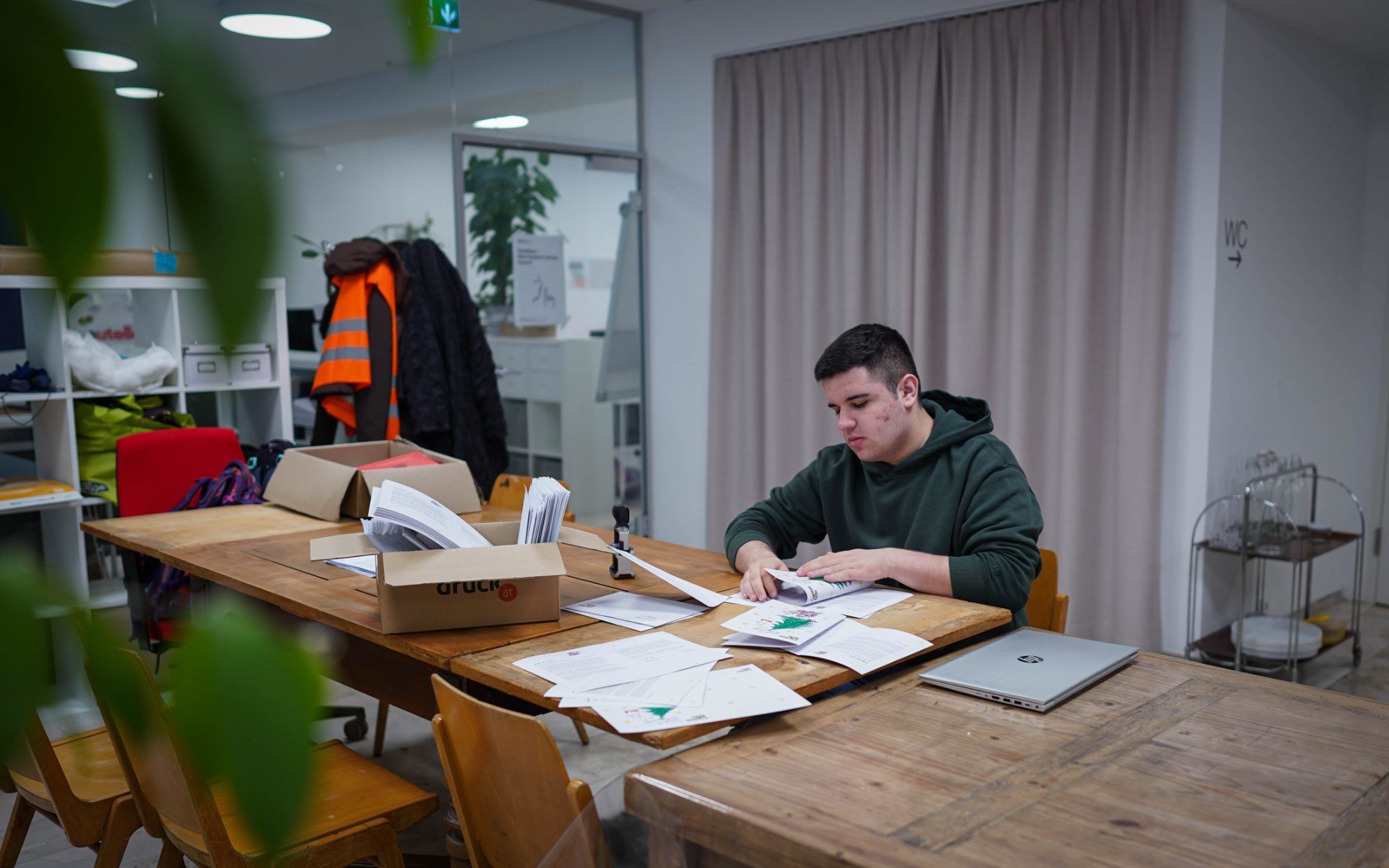 Kein Tag glich dem anderen: Adrian erlebte im WirkRaum einen abwechslungsreichen Zivildienst. (Fotos: Caritas Vorarlberg)
