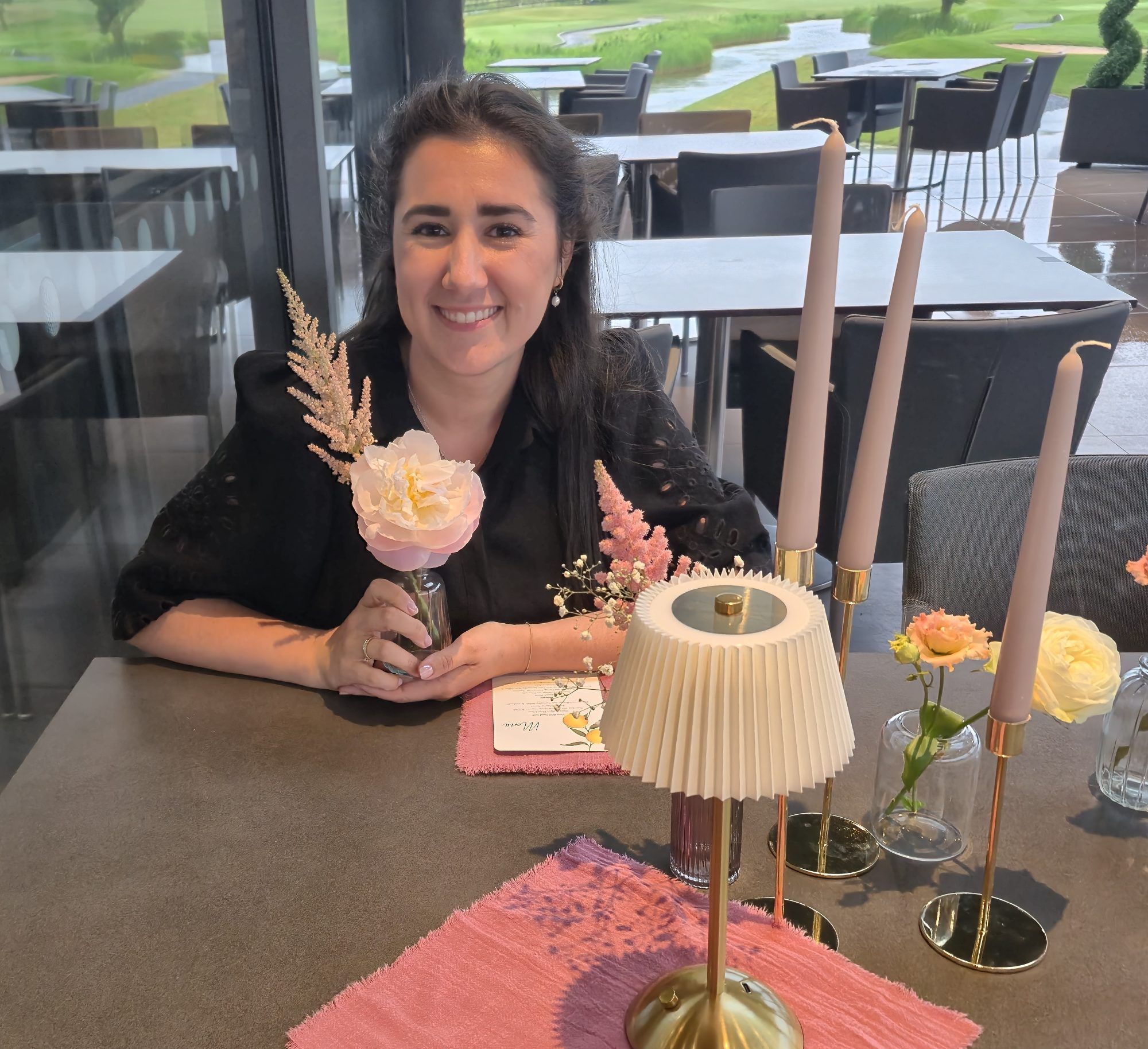 Passend zu den Jahreszeiten verwendet die Event-Designerin zum Dekorieren überwiegend frische Blumen und Gräser zum Umrahmen von Hochzeiten und anderen festlichen Gelegenheiten.