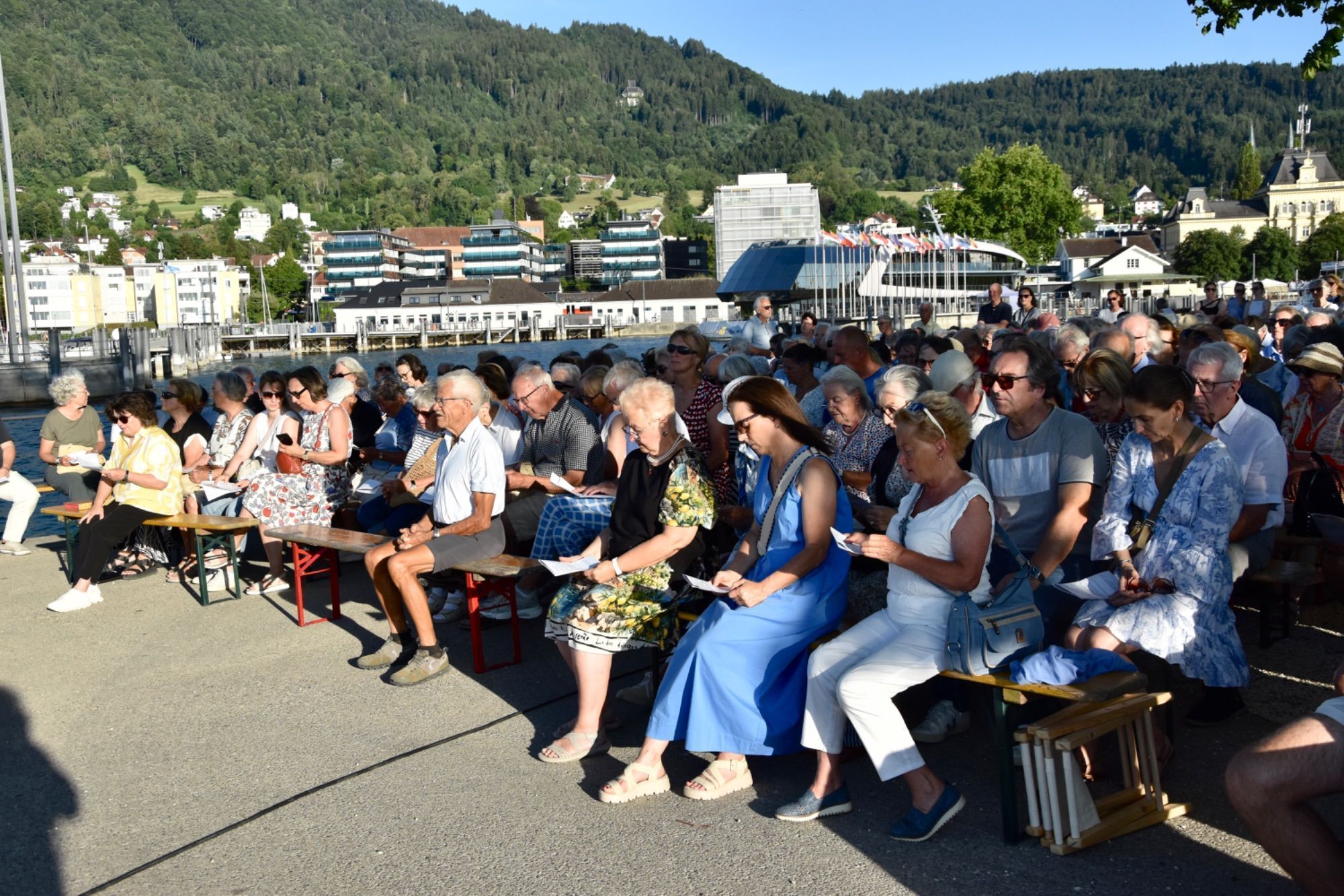 Einige hundert Gläubige hatten sich zu Ferienbeginn zur Messfeier am Blumenmolo in Bregenz eingefunden.