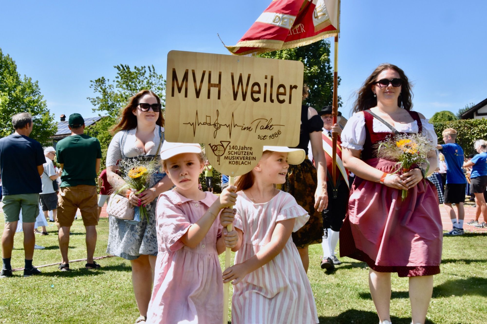 Festumzug und Fahneneinzug in das Festzelt - eine große Freude auch für die glückliche Koblacher Kapellmeisterin Angela Palfrader sowie Gerd Ströhle und Musikvereinsobmann - hier zusammen mit Festobfrau Magdalena Raffeiner.