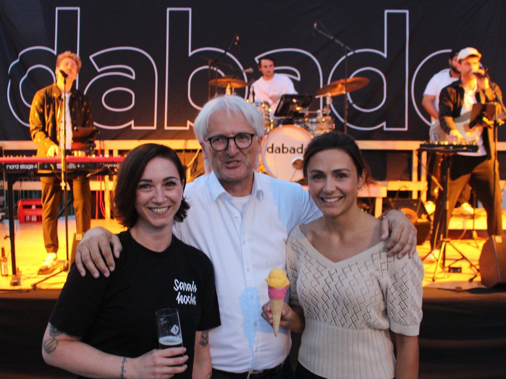 Hat gut lachen: Altbürgermeister Paul Sutterlüty mit „seinen“ Posthus-Gastronominnen Sarah Brückner und Suzana Marceta.
