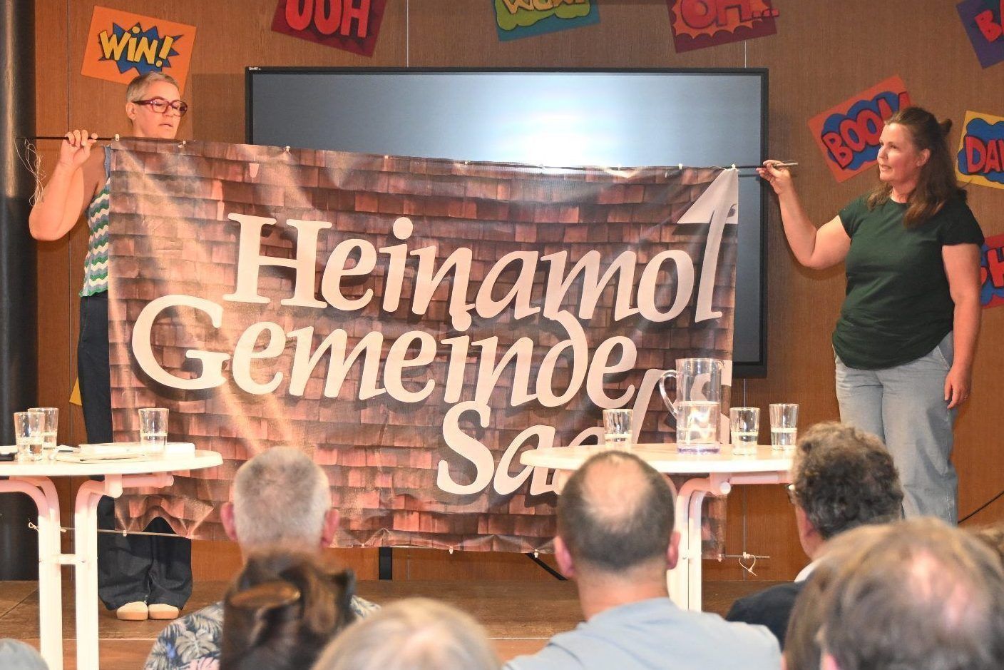 Birgit Fiel und Barbara Boudkour-Vielmetti präsentieren ihre Idee für den Saalnamen