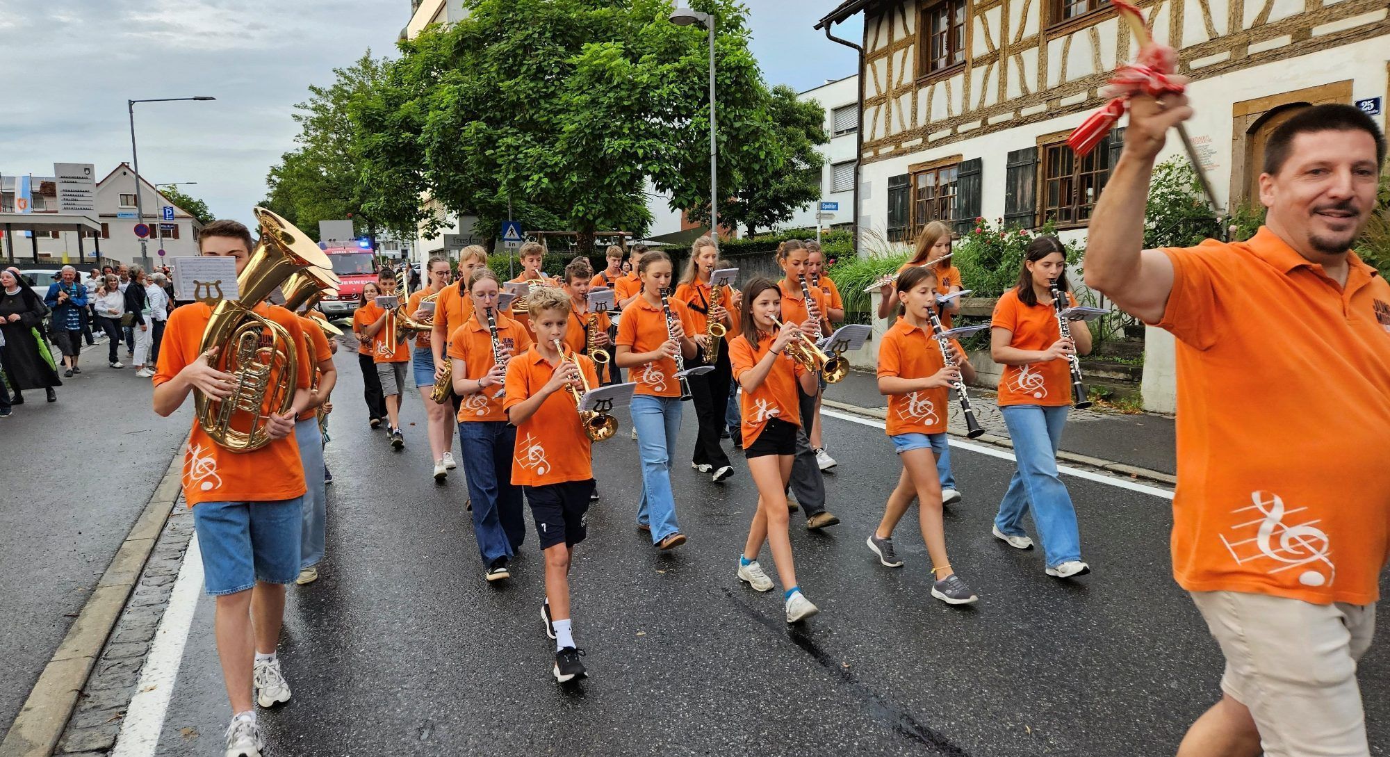 Auch die Lochauer Jungmusik ist beim gemeinsamen Festumzug der Leiblachtaler Sechser-Jubiläums-Jahrgänger vom Sportheim Hoferfeld durch den Ort zur Open-Air-Arena im Schulhof mit dabei.