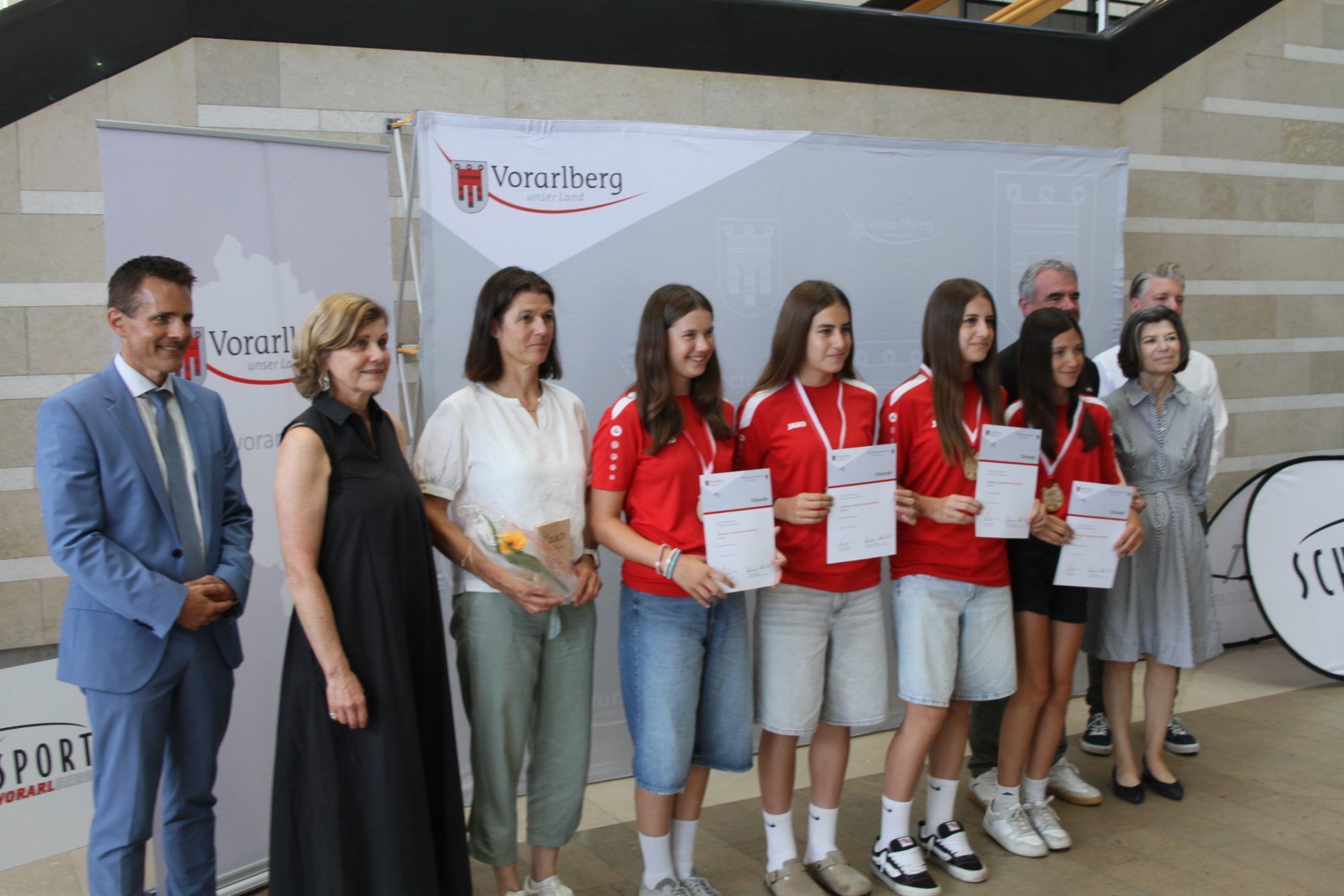 Die Mädchen der SMS Rankweil West holten ÖM-Bronze und wurden im Landhaus geehrt.