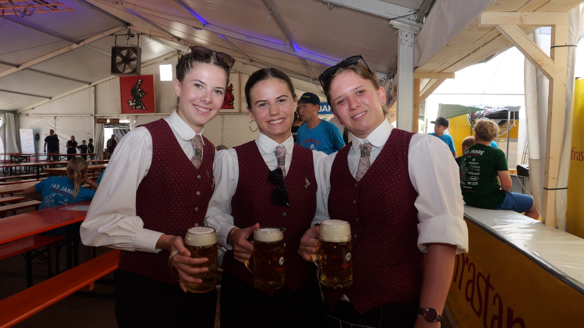Feierten im Festzelt eifrig mit: Katharina, Annalena und Katharina vom Musikverein Frastanz.