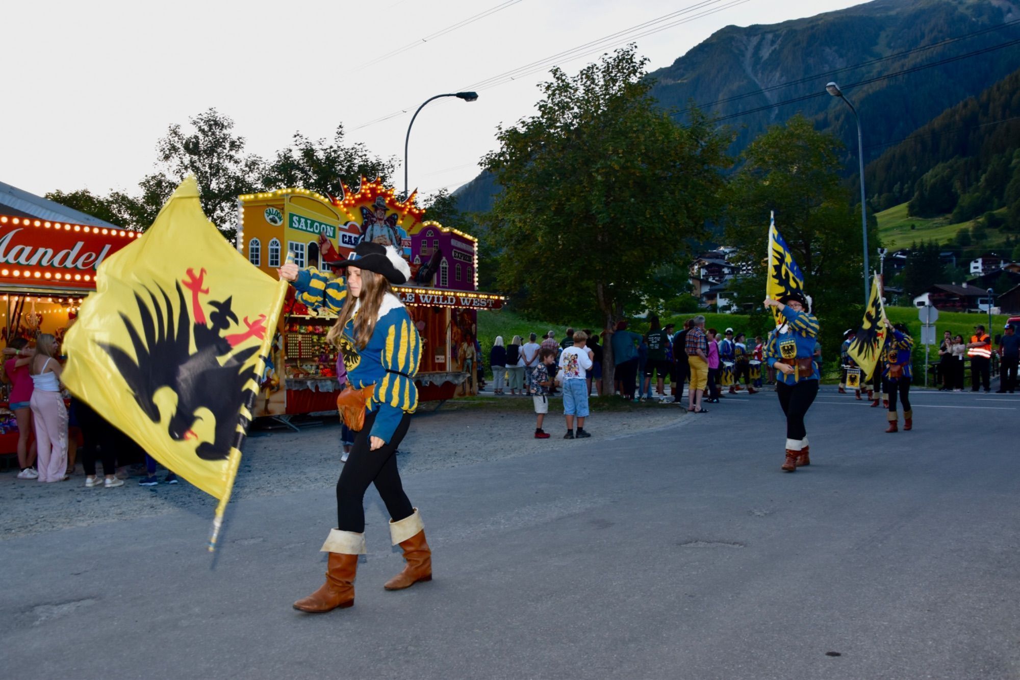 Internationale Musikvereine waren zum dreitägigen Jubiläumsfest der Bürgermusik Gaschurn-Partenen nach Gaschurn angereist. Für Stimmung im Festzelt sorgten etwa Volxrock und die Fegerländer. Den Fassanstich nahm Bgm. Daniel Sandrell vor.