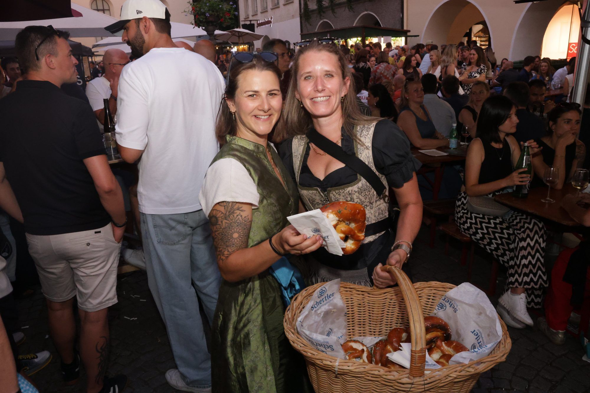 Isabella Müller und Miriam Gallaun mit Laugenbrezeln.