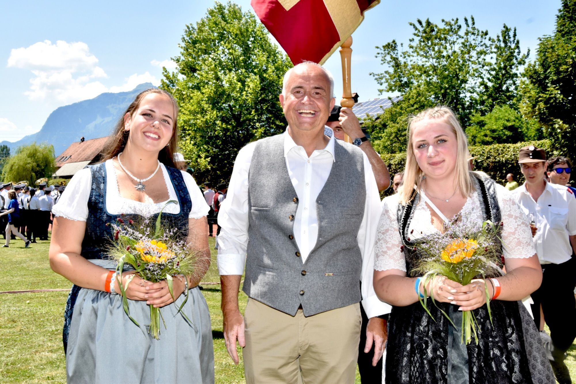 Der Götzner Bürgermeister Manfred Böhmwalder mit Festdamen anlässlich des Fahneneinzuges ins Festzelt.
