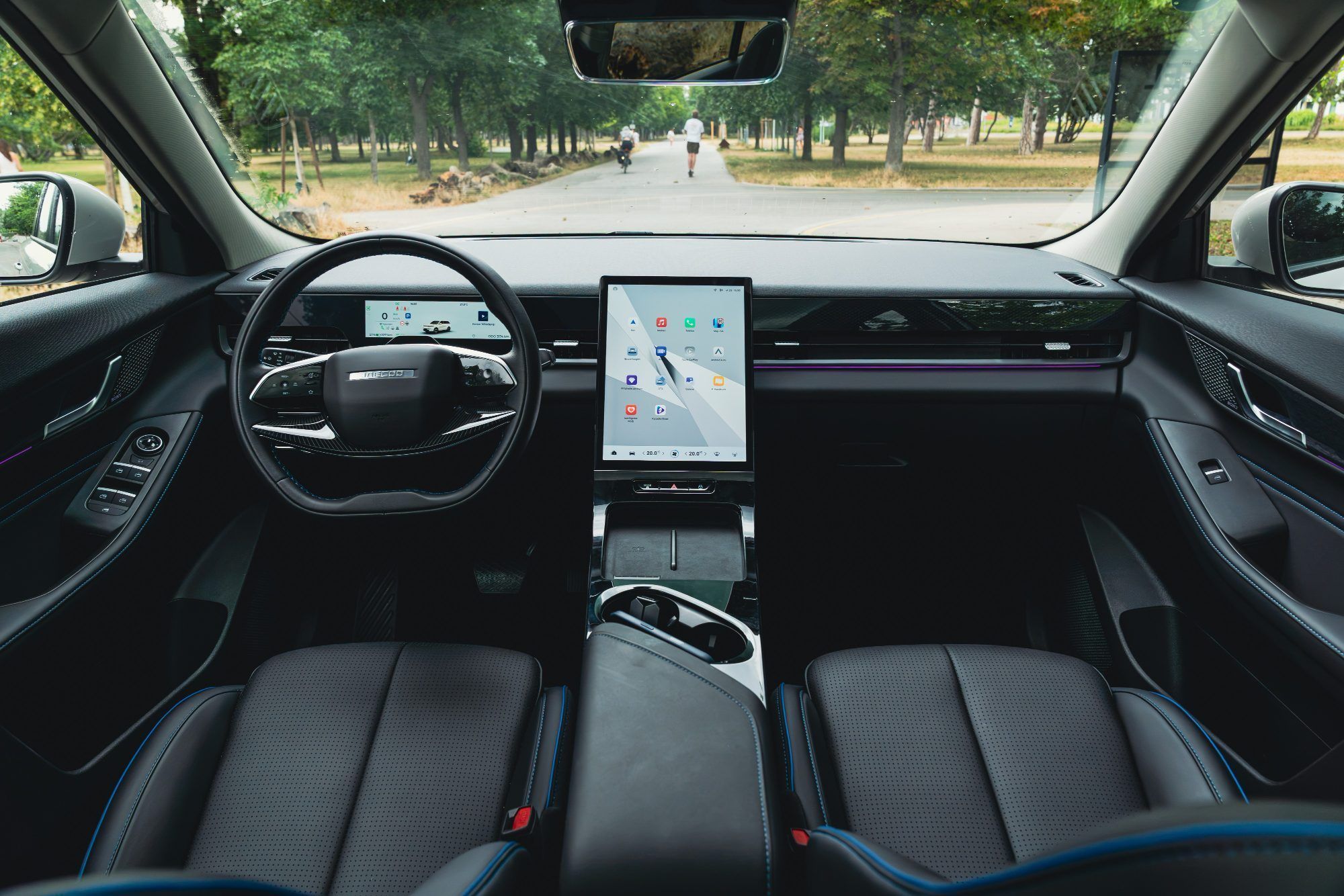 Reduziertes, geradliniges Cockpit-Layout mit moderat dimensionierten Displays und simpler, selbsterklä-render Bedienung im Jaecoo 5