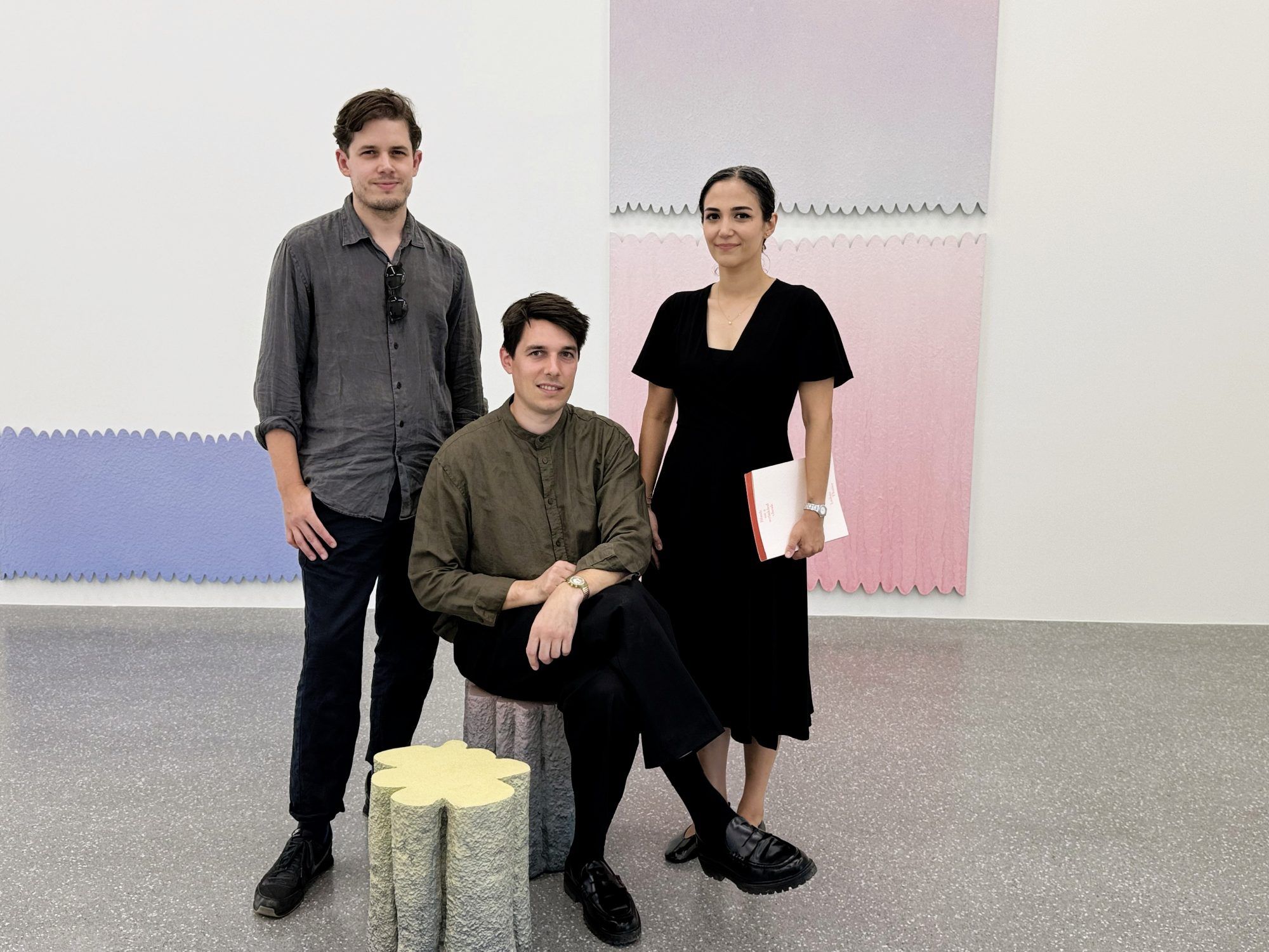 Lukas Thaler mit den Galeristen Simeon und Zeynep Brugger bei der Ausstellungseröffnung.